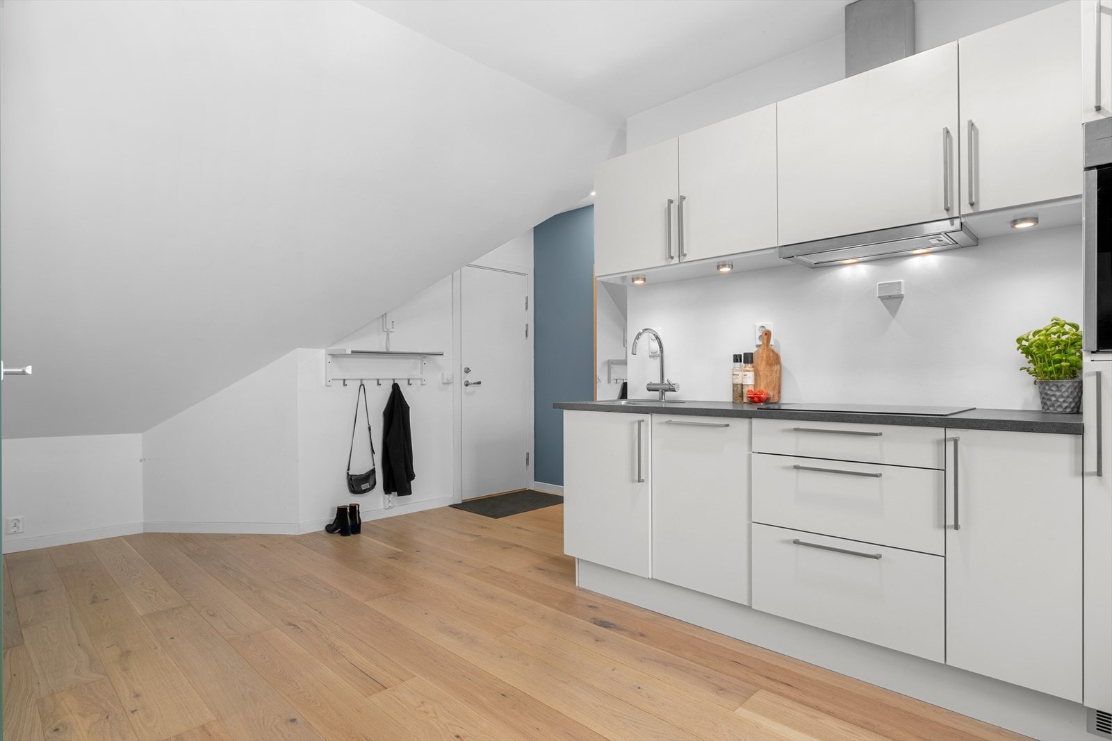 Leiligheten byr på gjennomgående downlights i himling i alle rom. Galleribilde