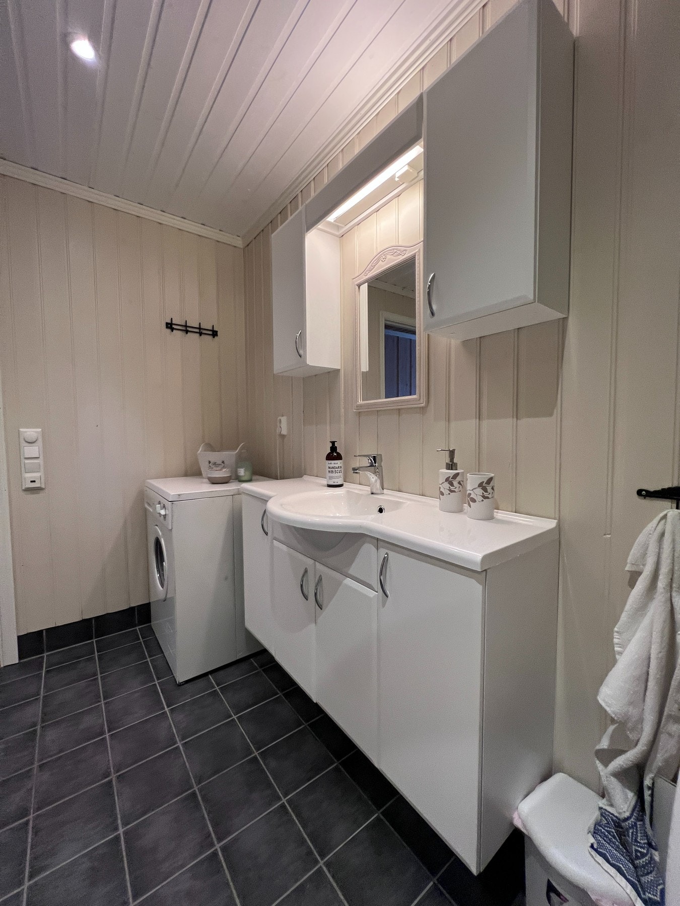 Baderomsinnredning og opplegg for vaskemaskin Galleribilde