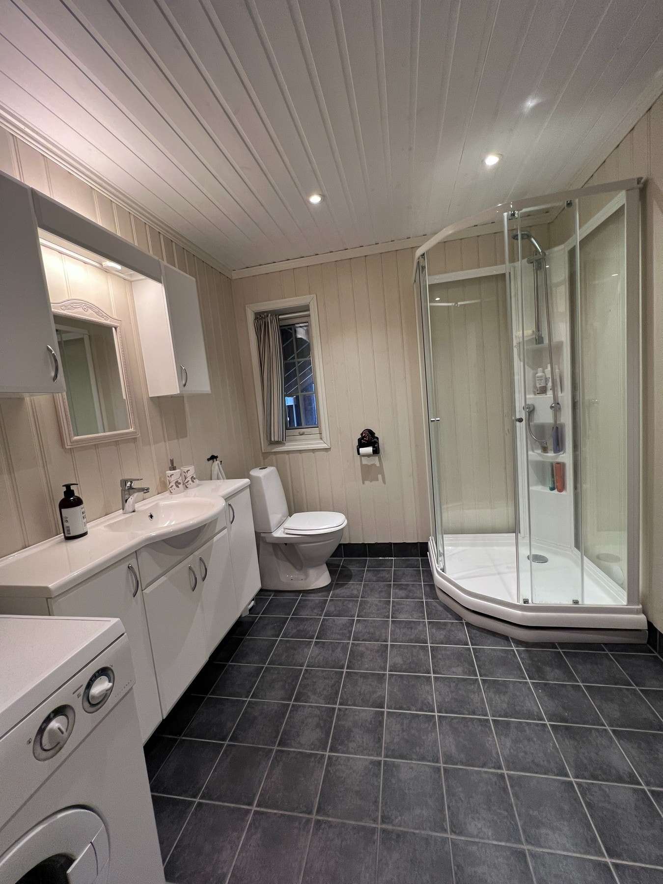 Romslig bad med fliser på gulv og varmekabler Galleribilde