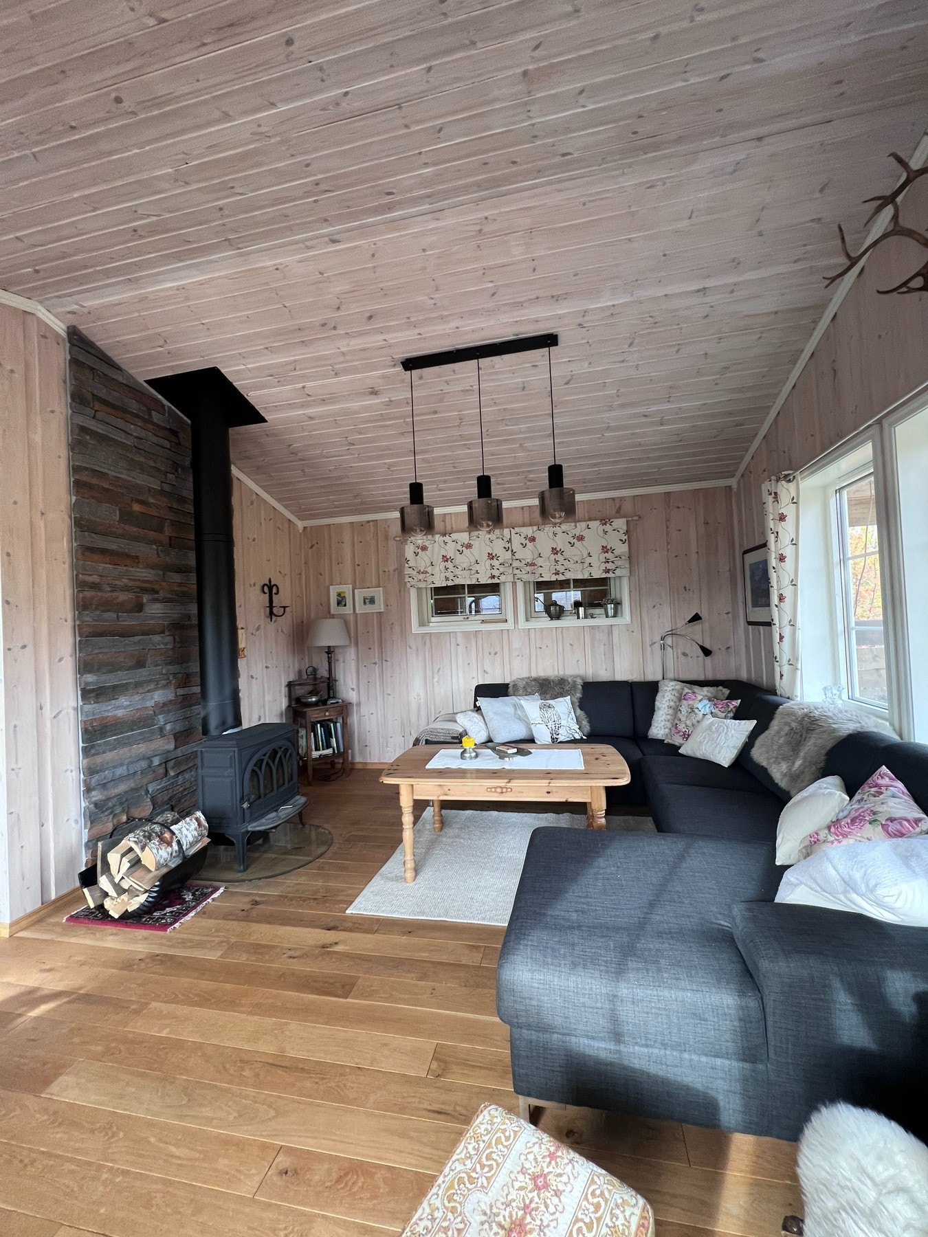 Her kan man synke ned i sofa etter en aktiv dag i fantastisk turterreng rett utenfor døra Galleribilde