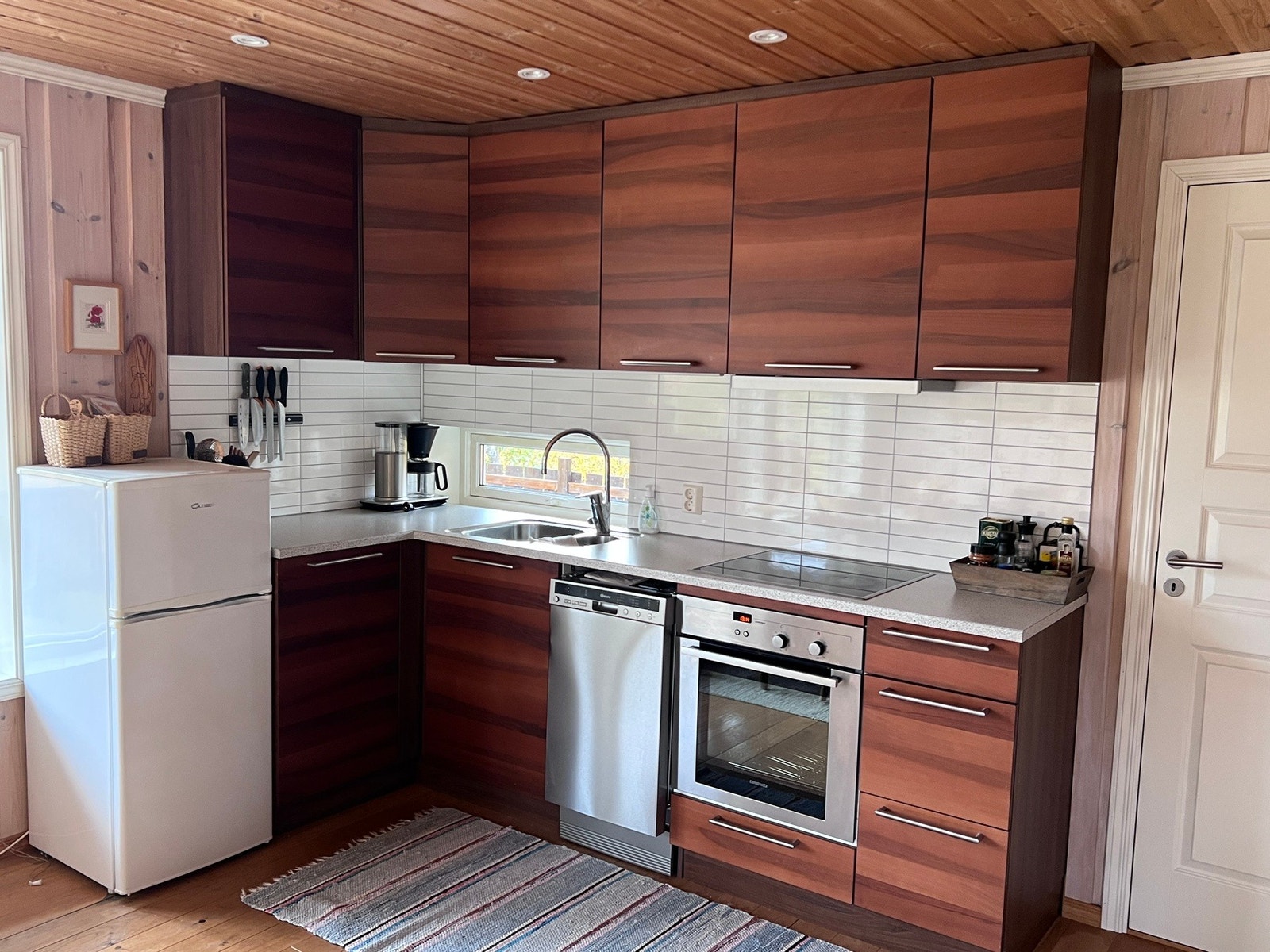 Kjøkken med integrert komfyr og platetopp Galleribilde