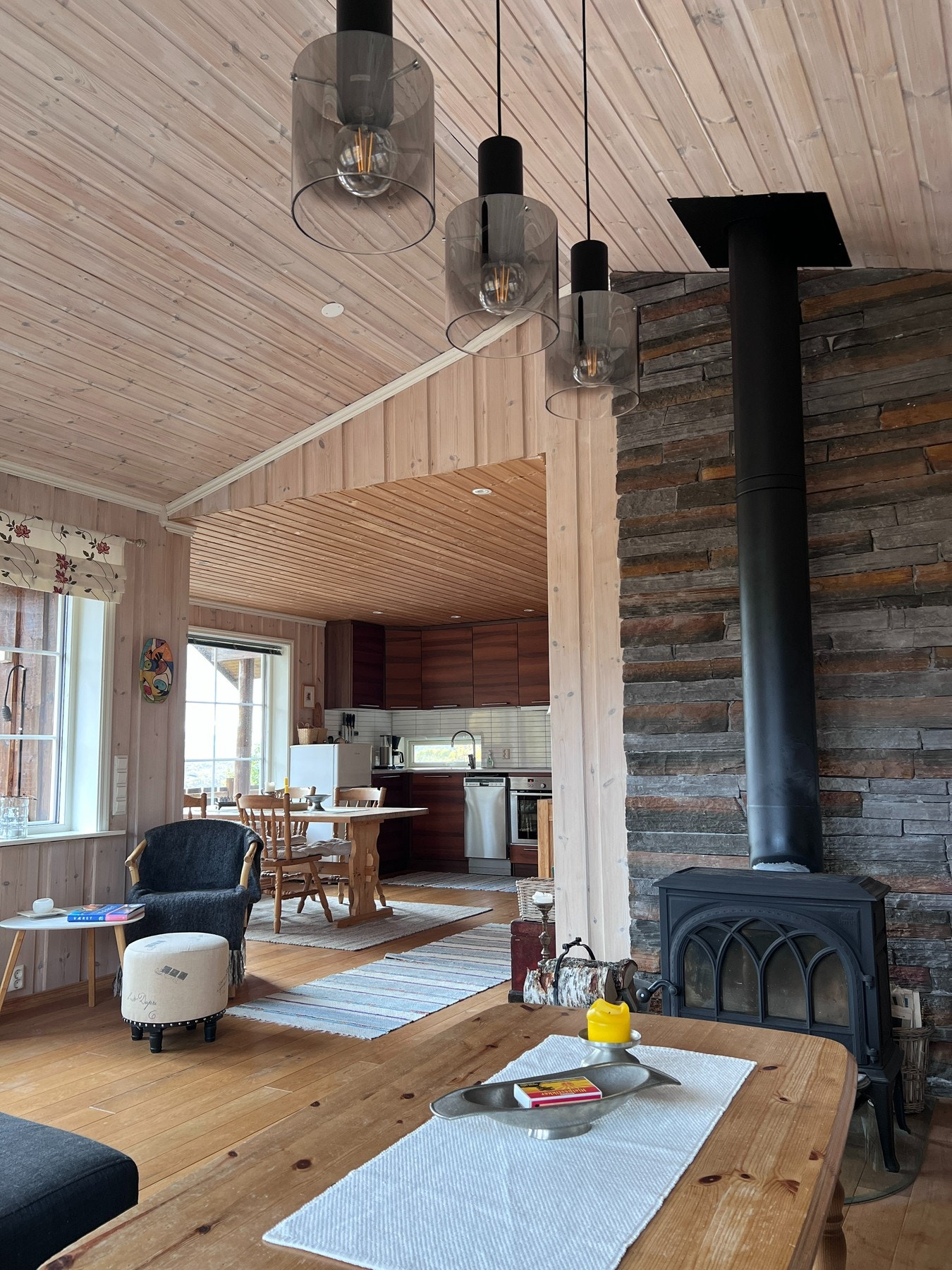 Stue og kjøkken i delvis åpen løsning Galleribilde