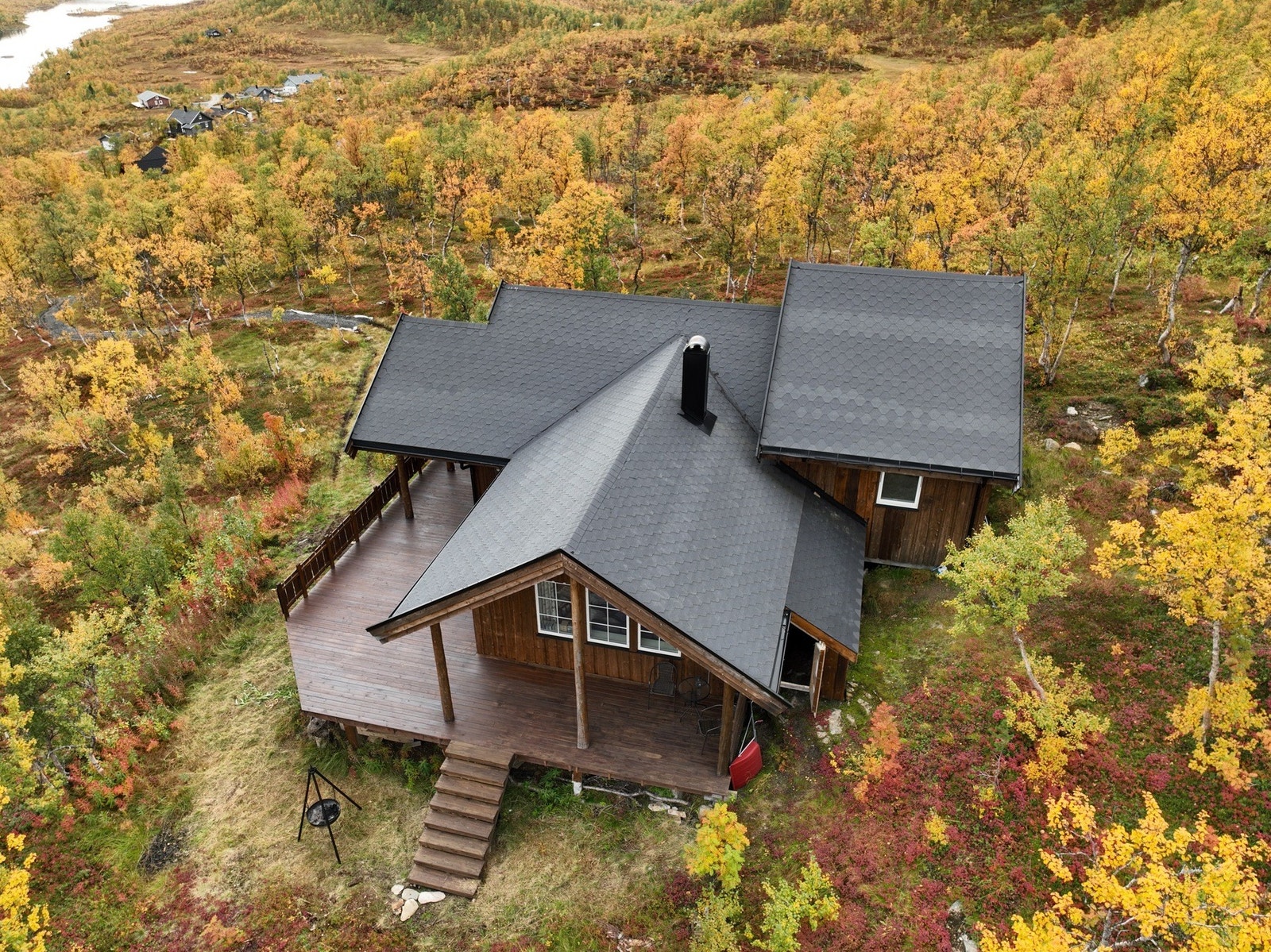 Gruset sti fra felles parkering og frem til hytta Galleribilde