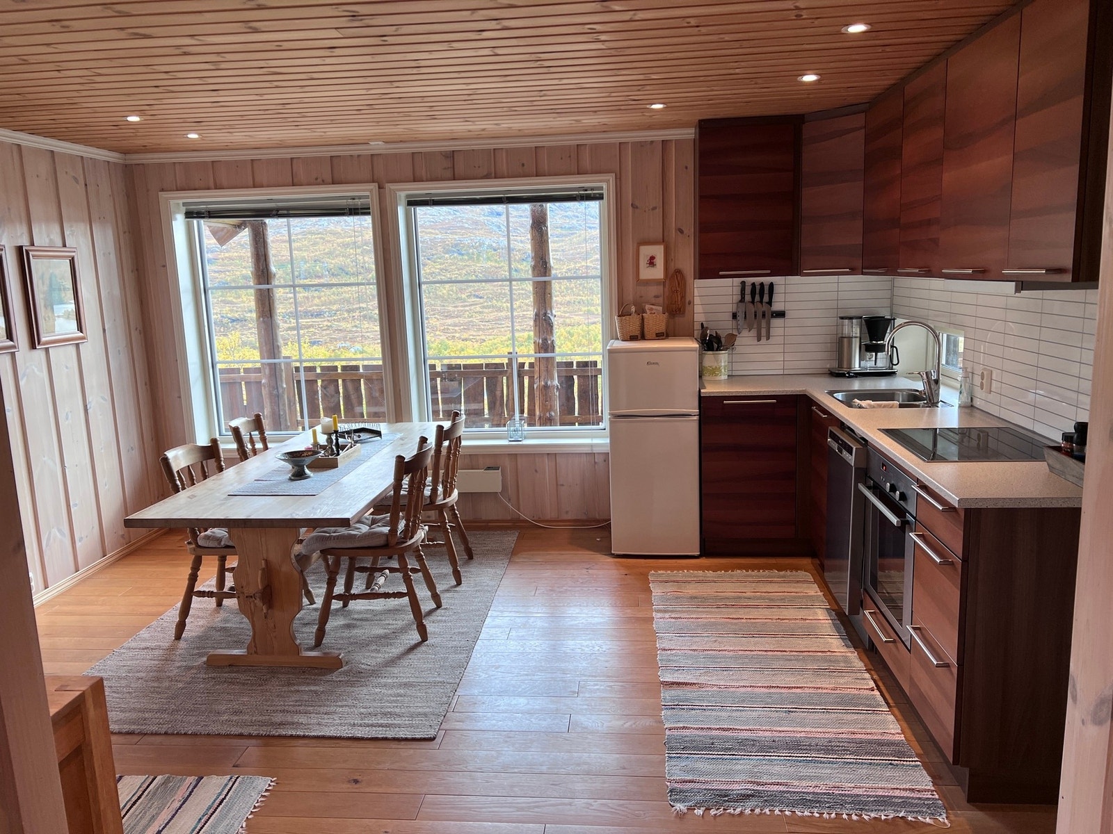 Det er god plass til spisebord på kjøkkenet Galleribilde