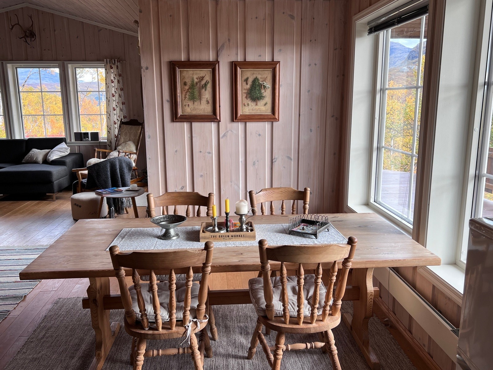 Mye naturlig lys i fra alle vinduene Galleribilde