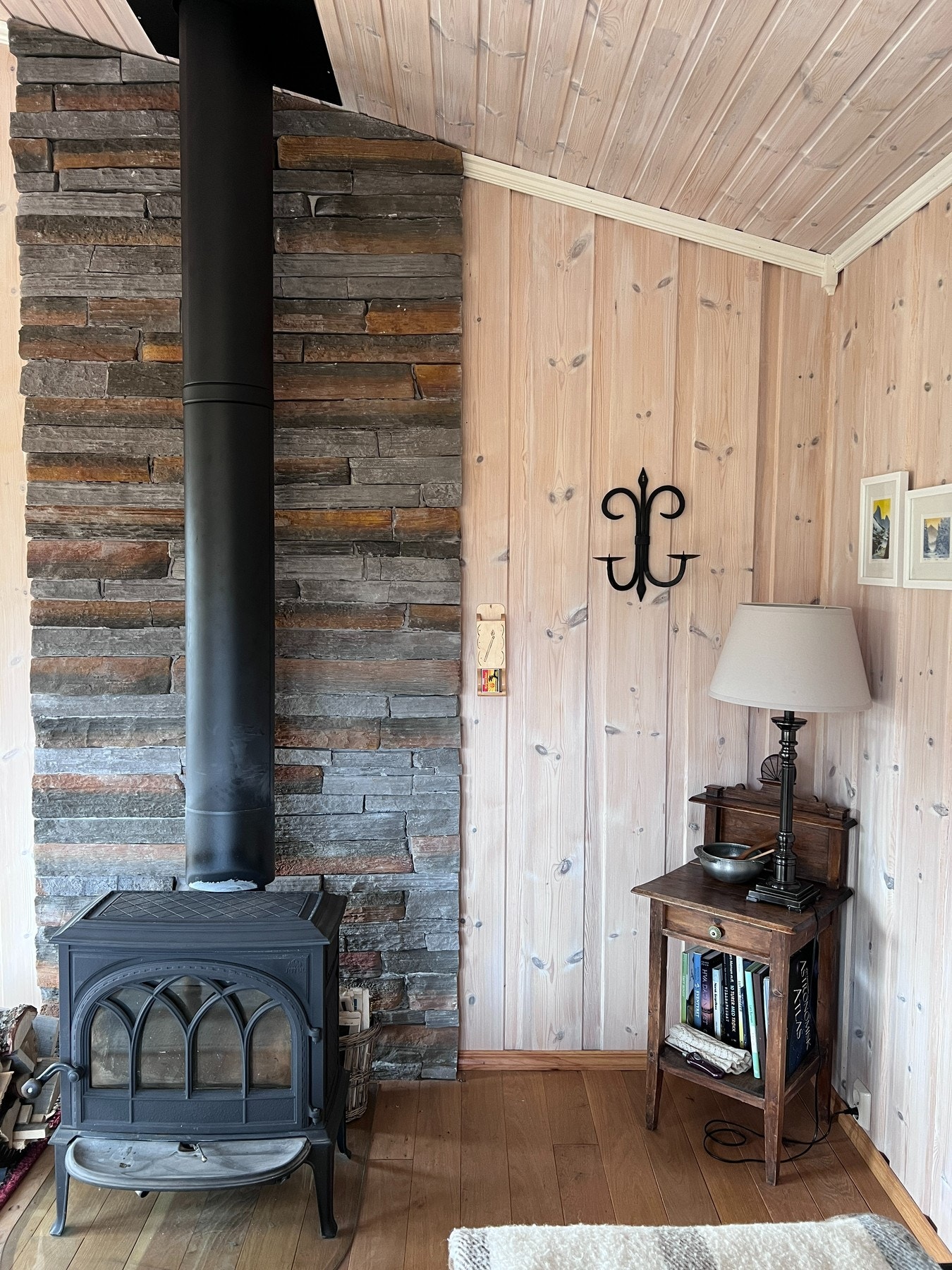 Vedovn i stuen varmer for kos og varme Galleribilde