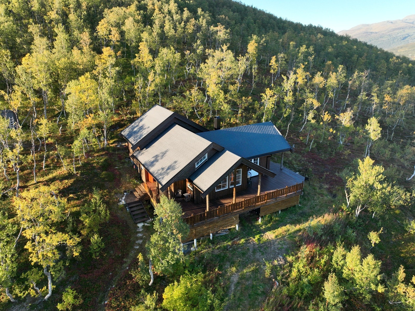 Eiendommen ligger i naturskjønne omgivelser - fantastisk turterreng rett utenfor døra sommer som vinter Galleribilde