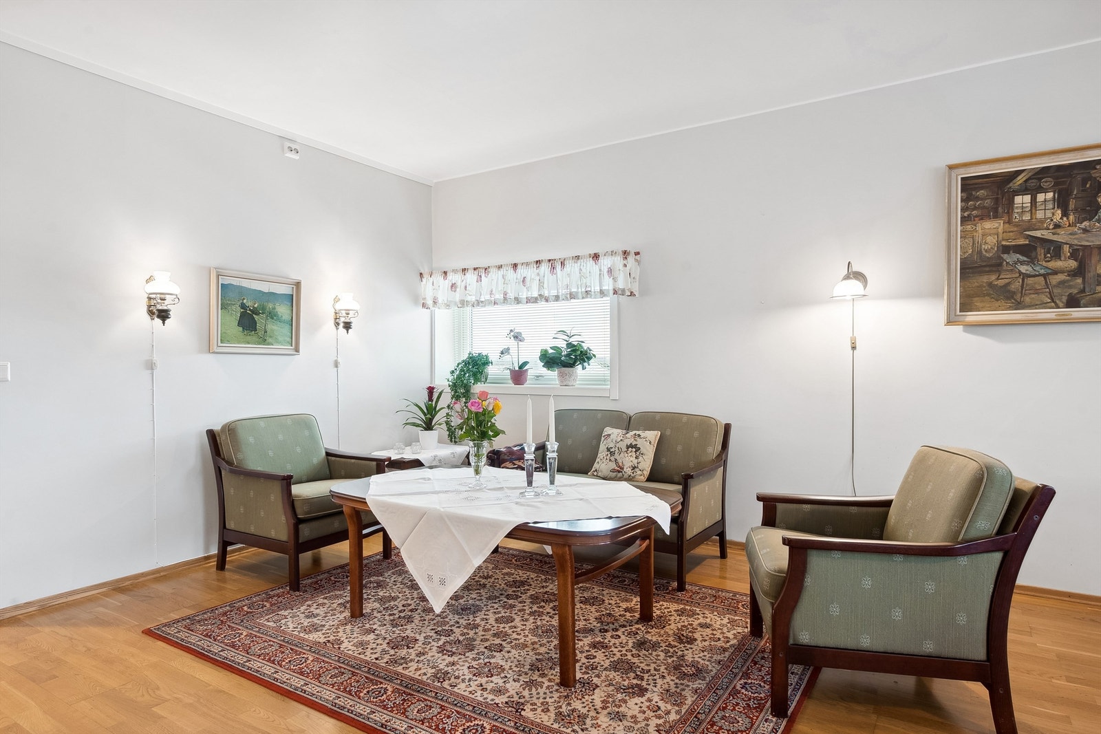 Stuen har fine innredningsmuligheter med lysmalte plater på vegger og parkett på gulv. Galleribilde