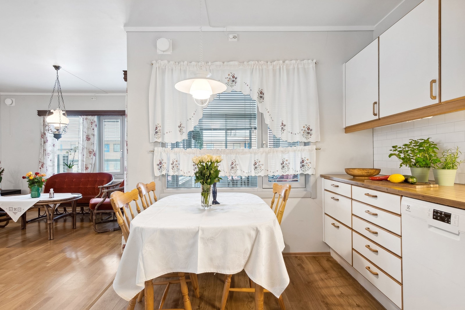Kjøkken med spiseplass Galleribilde