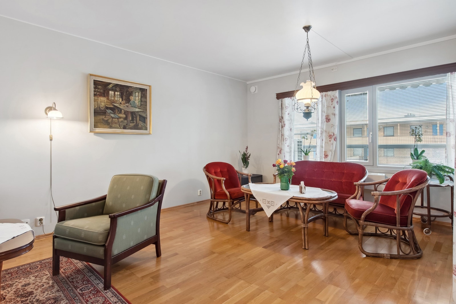 Lys og romslig stue med fint innfall av lys fra de store stuevinduene Galleribilde