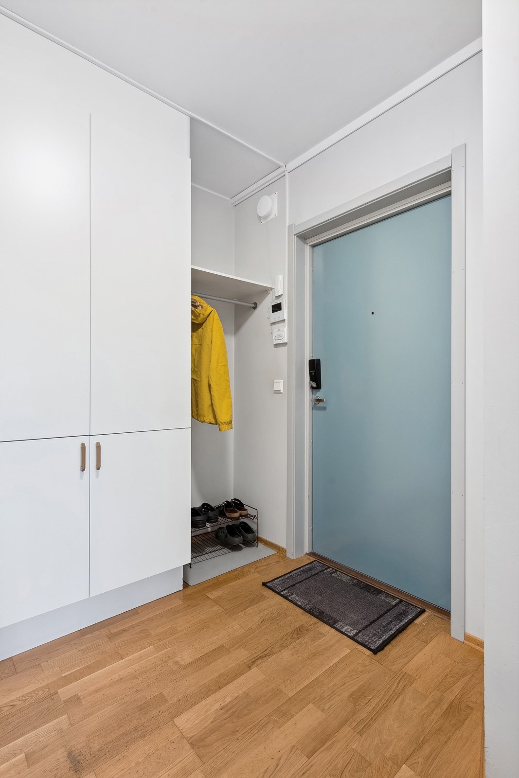 Entré med fin plass for å henge av seg ytterbekledningen! Galleribilde