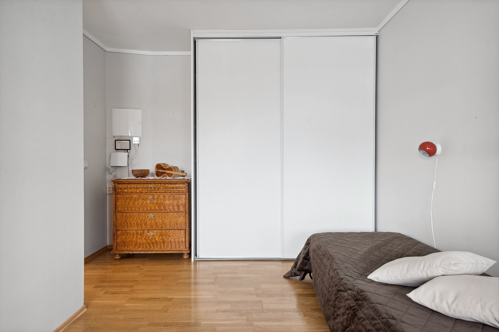 Soverommet er innredet med skyvedørsgarderobe Galleribilde