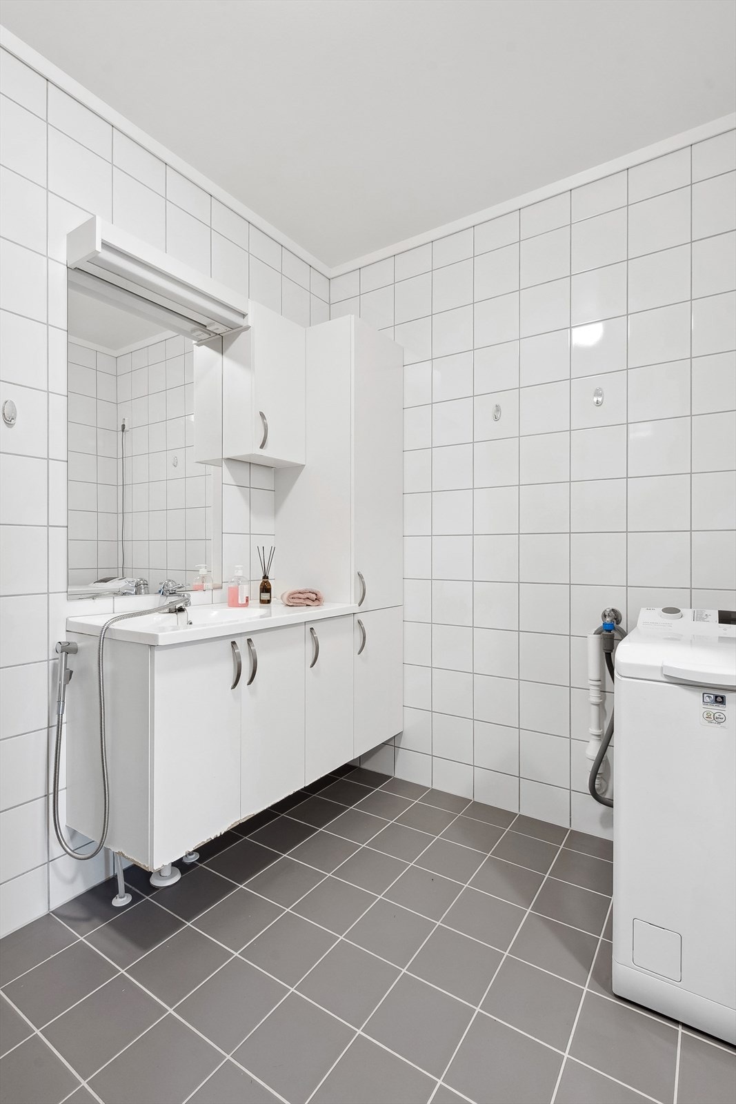 Badet har plass for opplegg for vaskemaskin Galleribilde
