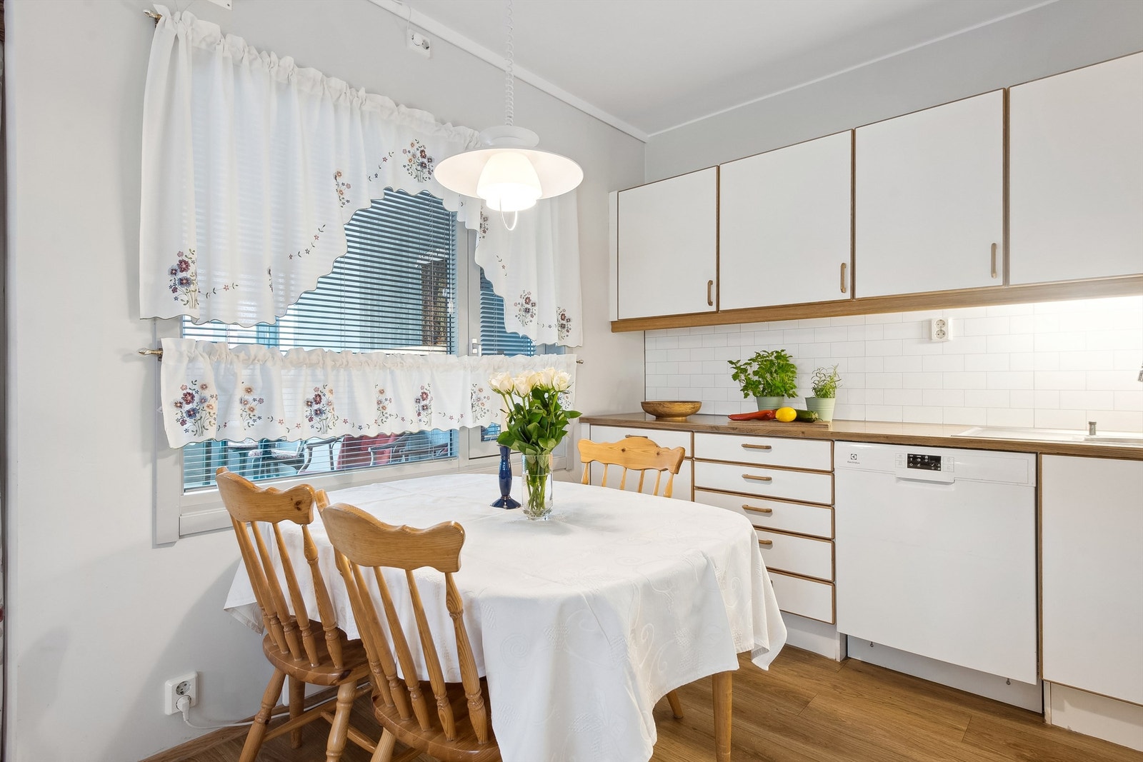 Kjøkkeninnredning med glatte fronter og laminert benkeplate med kitchenboard i benkerygg. Galleribilde