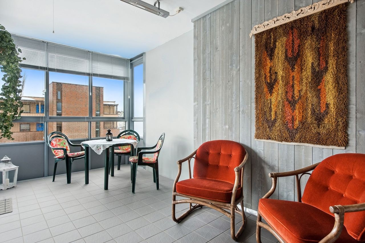 Innglasset balkong i god størrelse med fliser på gulv og er utstyrt med terrassevarmer. Galleribilde