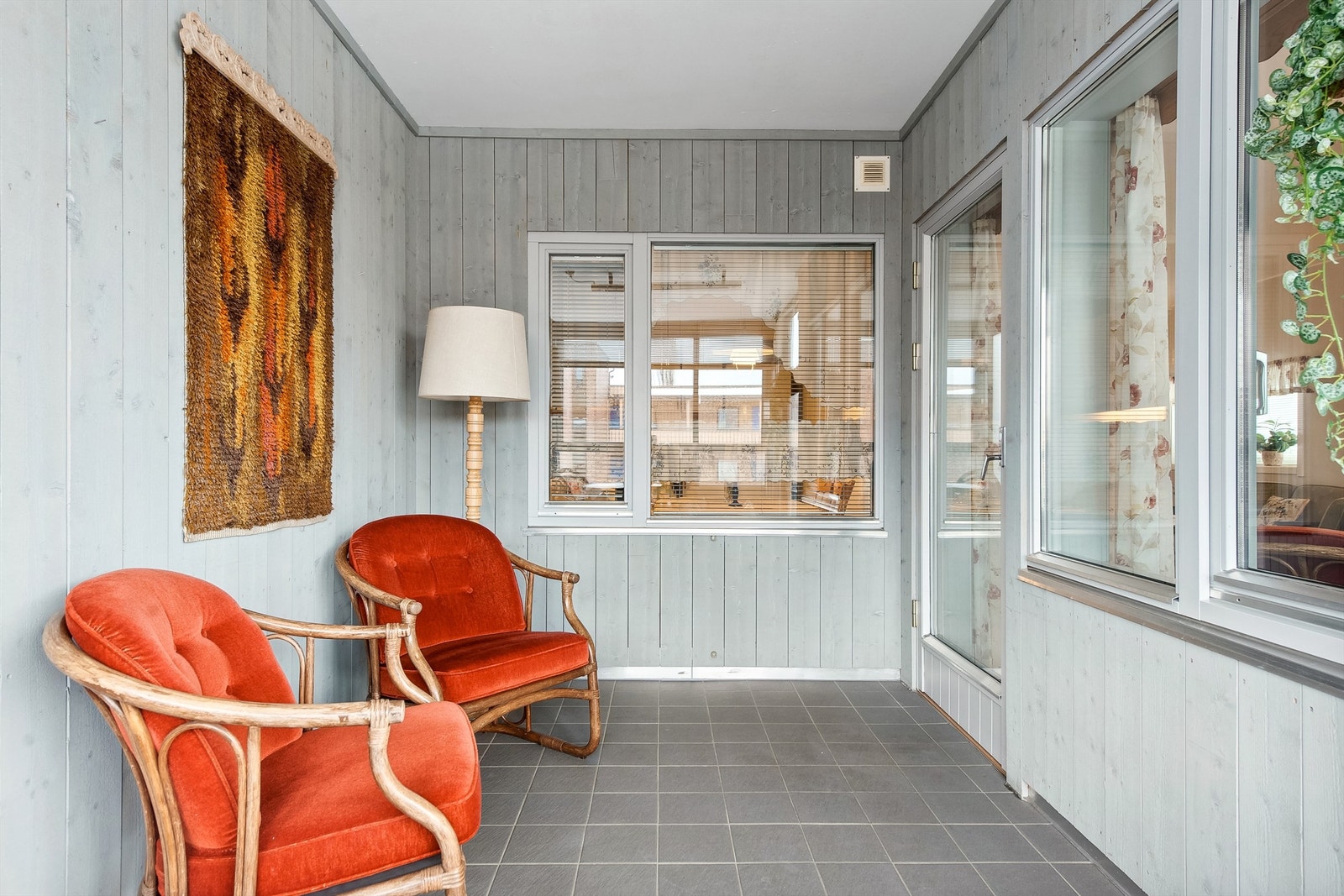 Utgang fra stuen til innglasset balkong Galleribilde