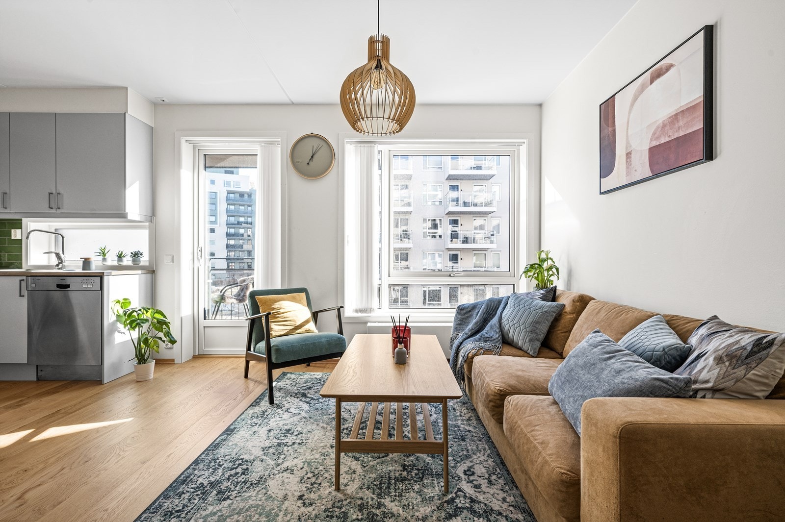 Lys stue med god plass til sofagruppe og salongbord Galleribilde