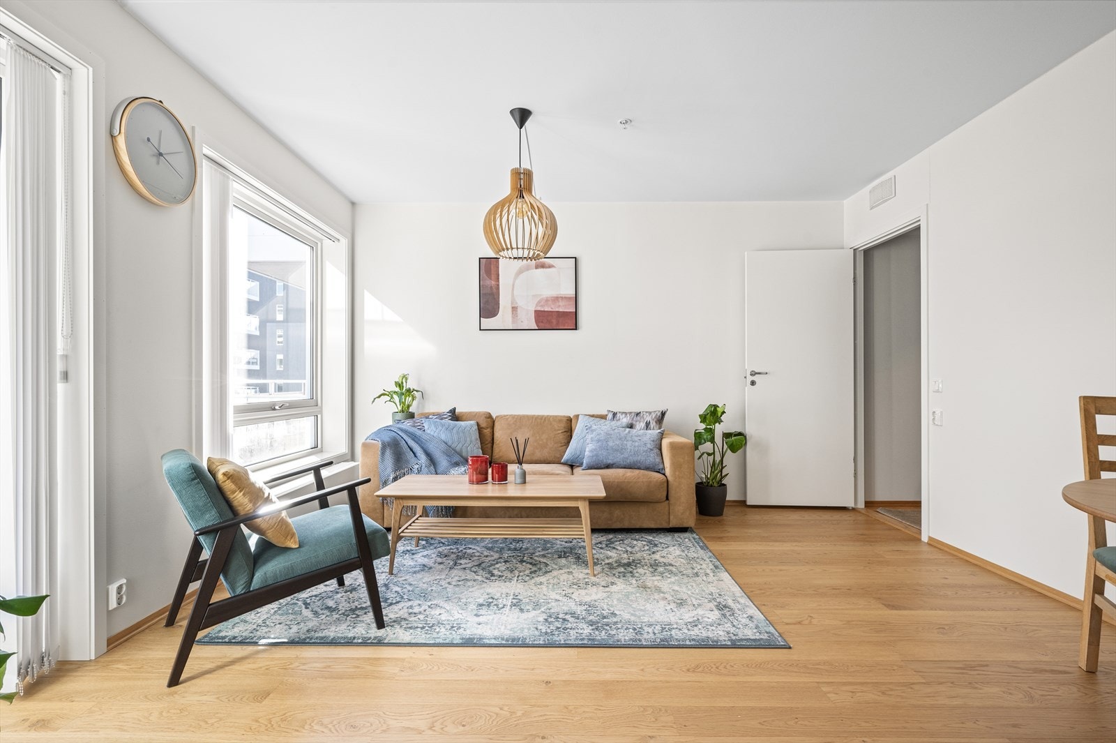 Stuen er romslig og enkel å innrede etter eget ønske Galleribilde