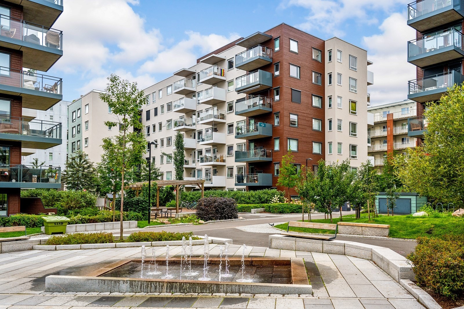 Gartnerkvartalet har du store grøntområder å boltre deg på med pergola, flere sittegrupper, fontene med lys på kvelden, ballpark og kaltrevegg Galleribilde