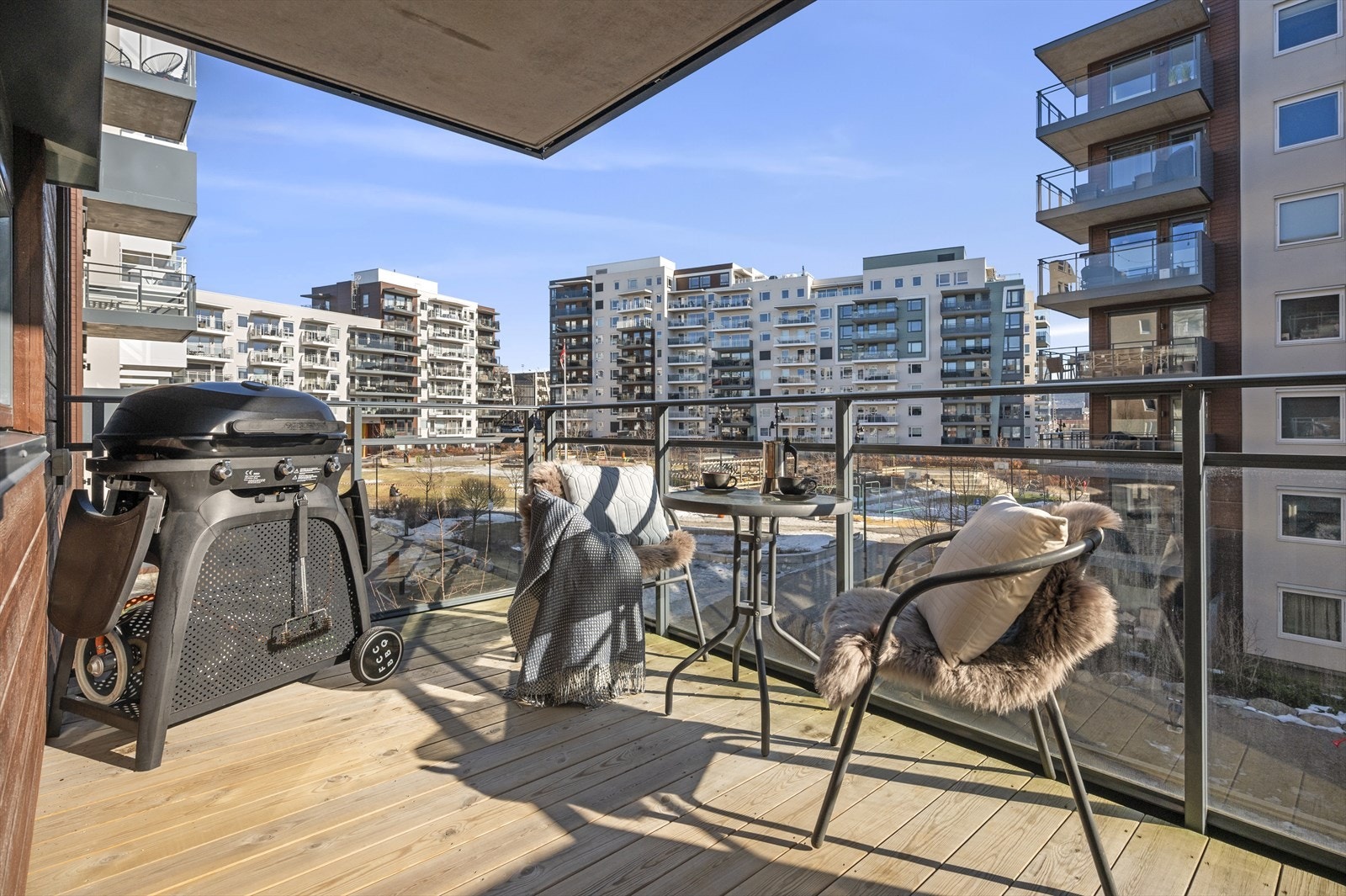 Leiligheten har en eksepsjonelt god beliggenhet på hjørnet ut mot en av Lørens fineste parkområder Galleribilde