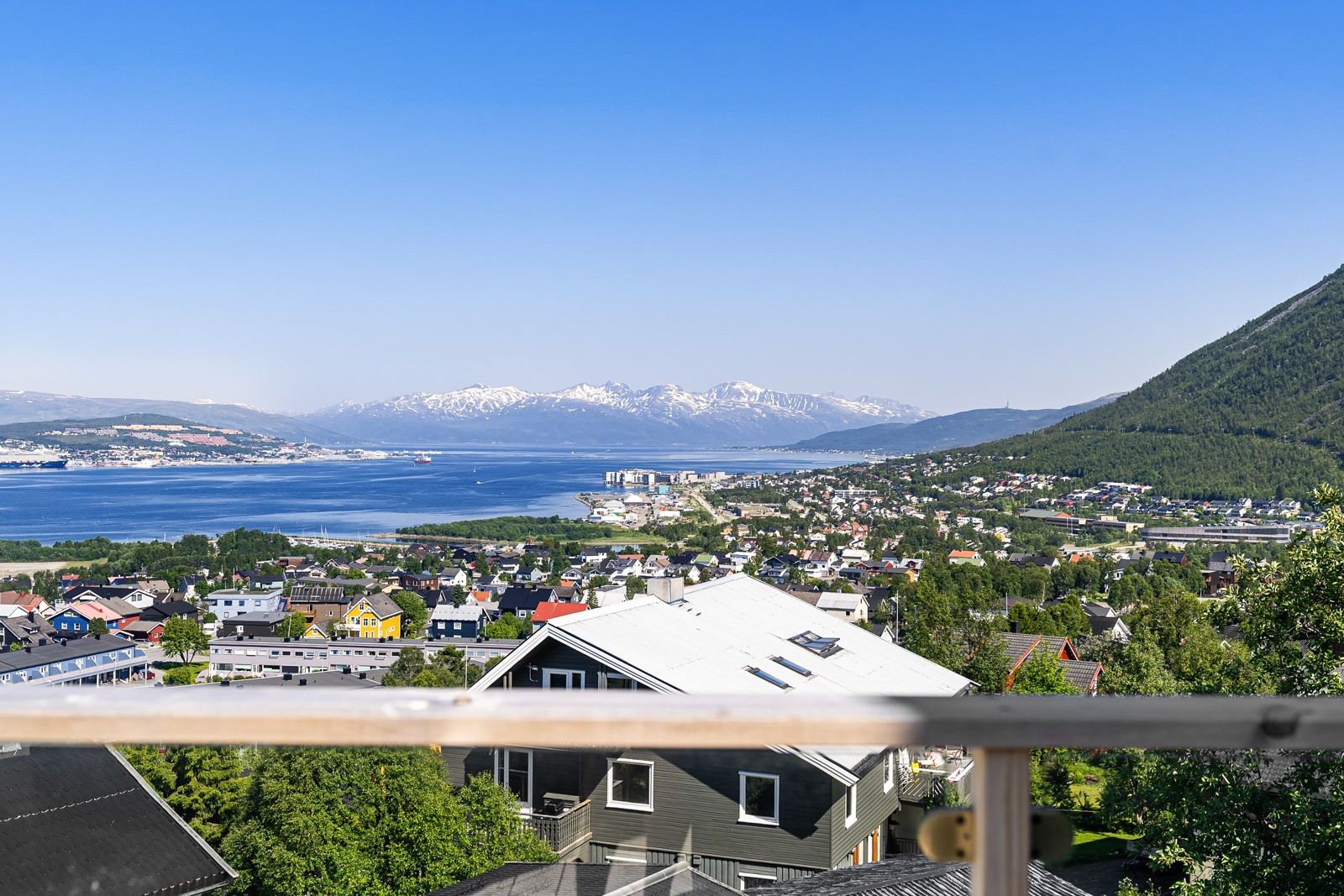 Fra boligen har du spektakulær utsikt over hele Tromsøya, Tromsdalen og Tromsøysundet!