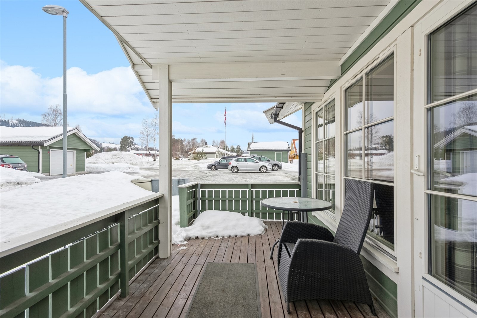 Verandaen med utgang fra stue er takoverbygget og har fin plass til sitteplass. Galleribilde