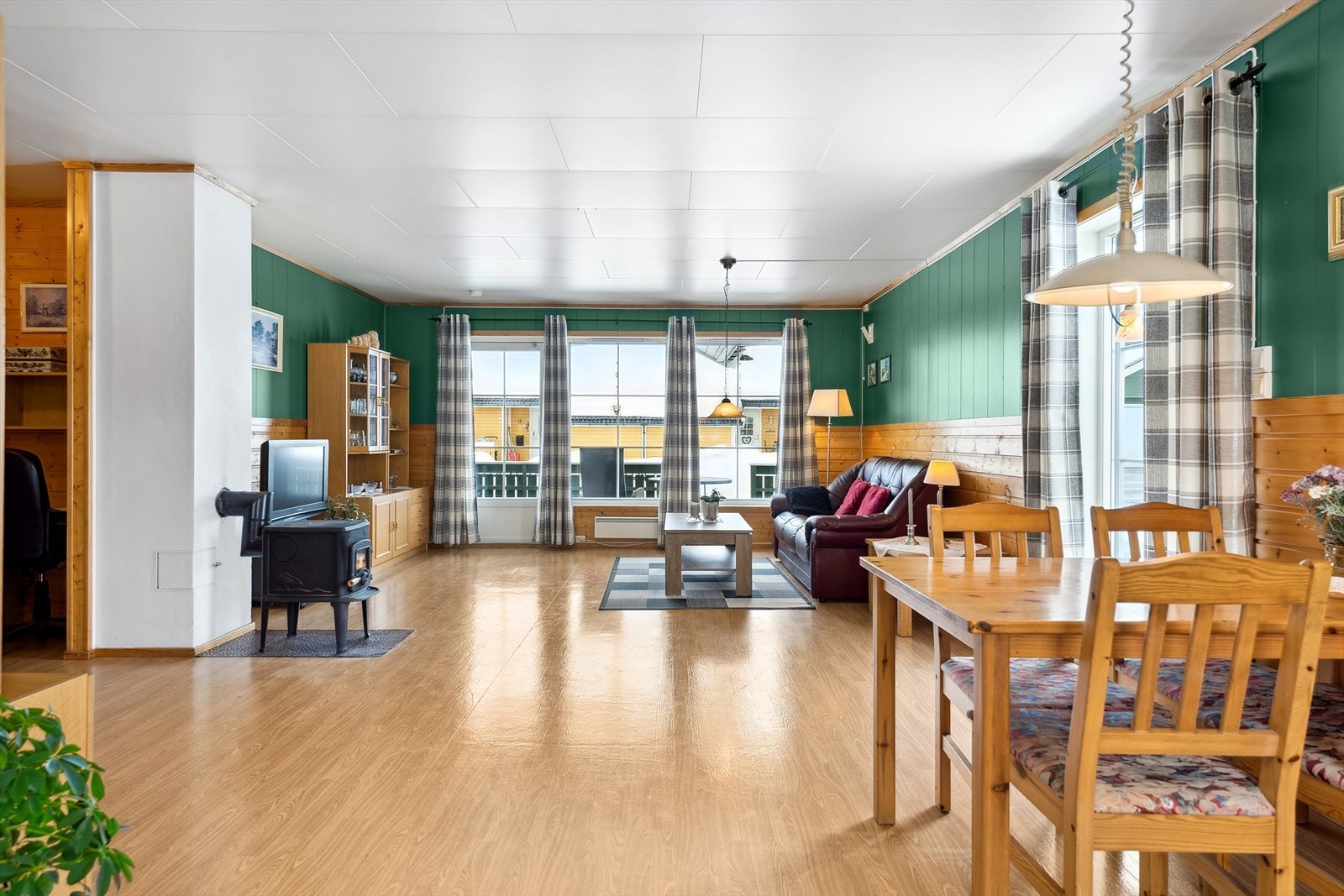 Stuen er preget av generøse vindusflater fra flere kanter som gir godt med naturlig lys i rommet. Galleribilde