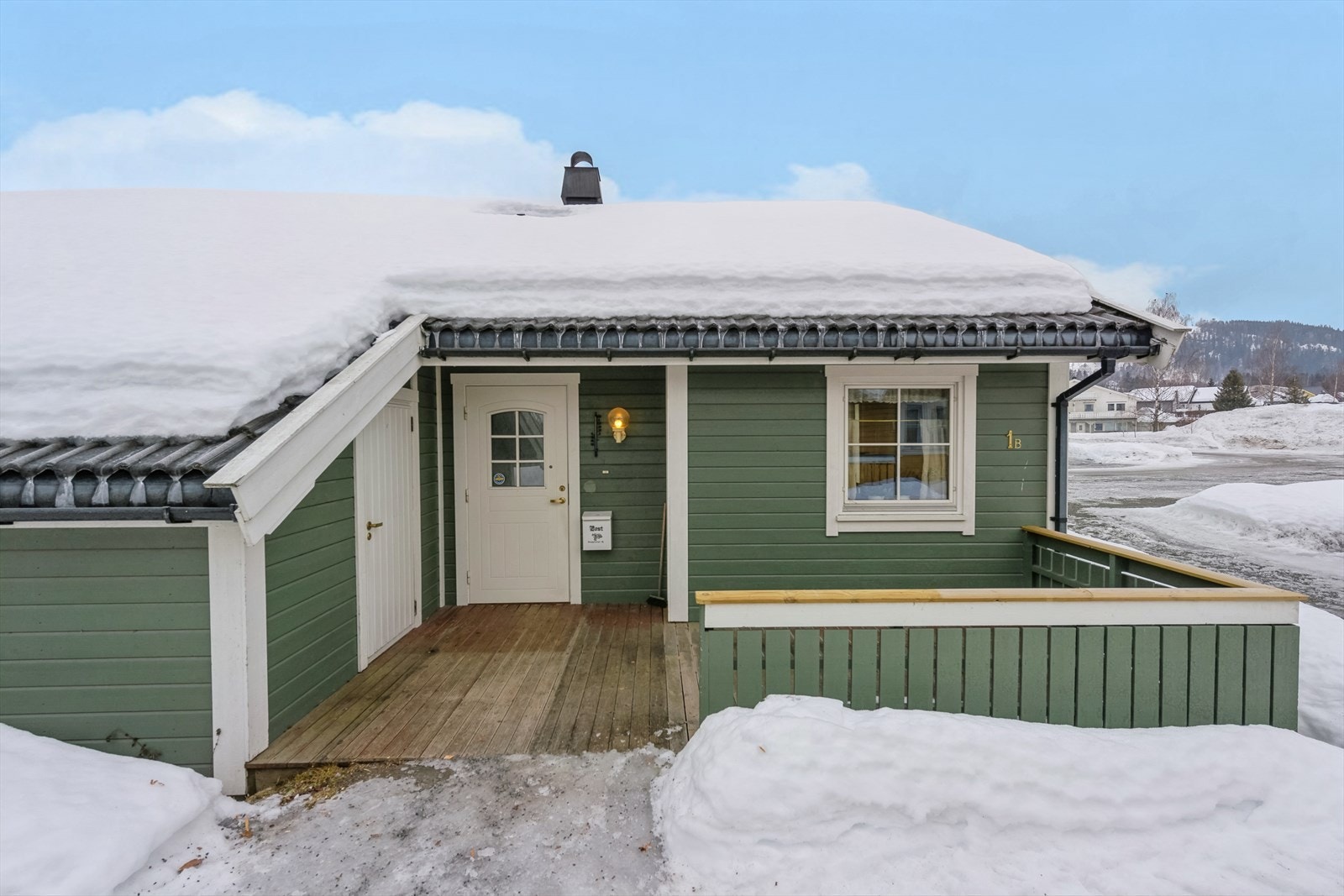 Terrassen i forbindelse med inngangspartiet måler 11 kvm og har fin plass til møblement. Galleribilde