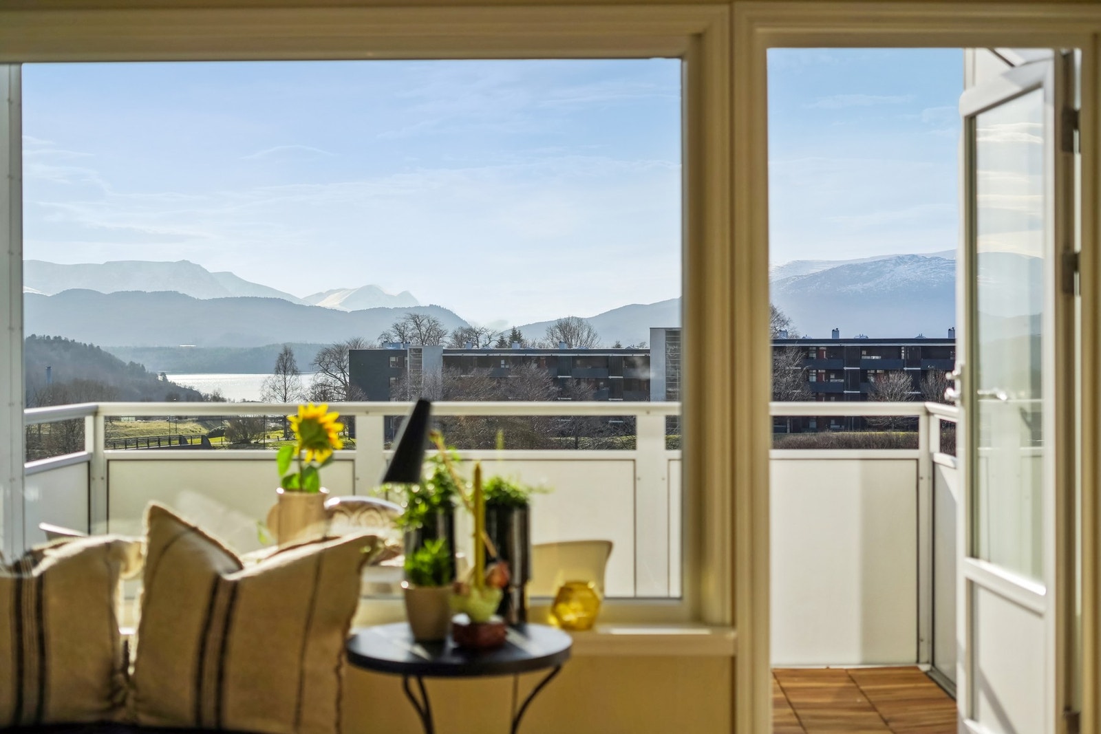 Fra stue er det utgang til balkong. Galleribilde