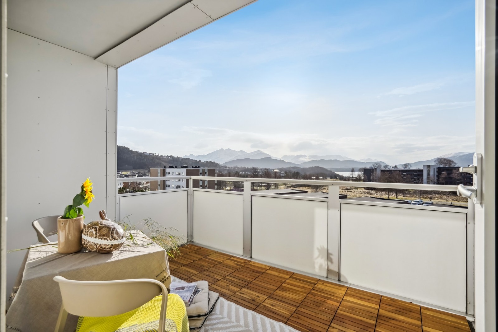 Balkong med gode solforhold og nydelig utsikt. Galleribilde