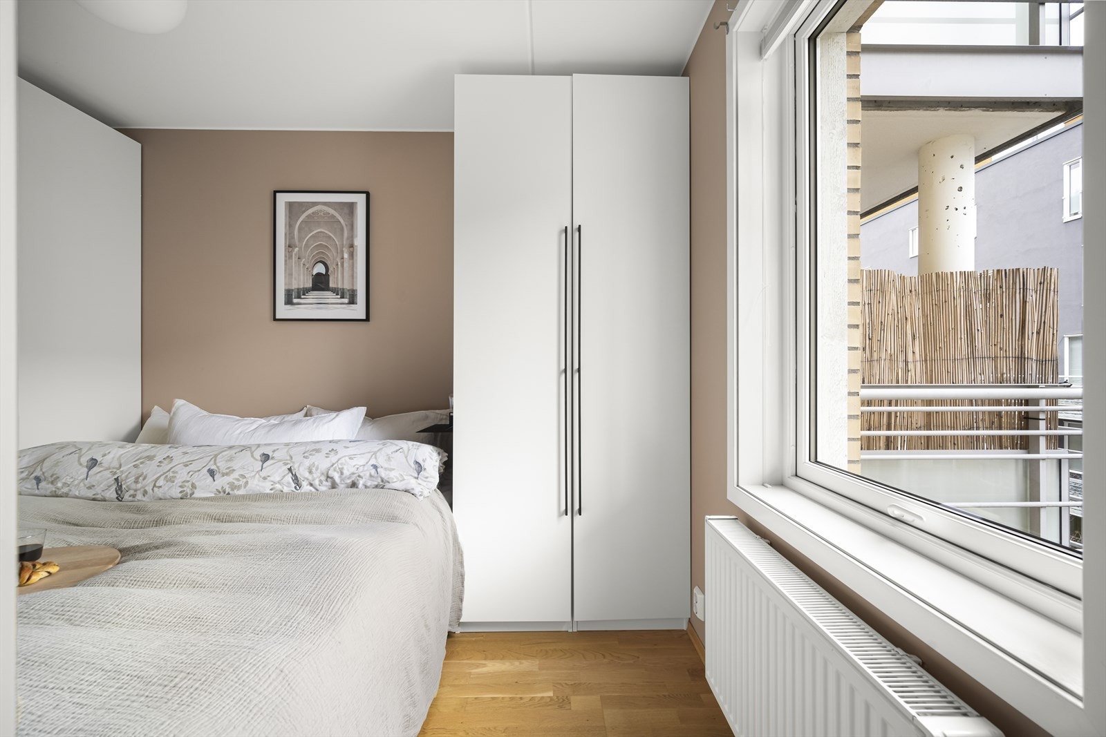 Det er montert nye garderobeskap på soverom i 2020 - her er det svært gode oppbevaringsmuligheter og passer fint for to. Galleribilde