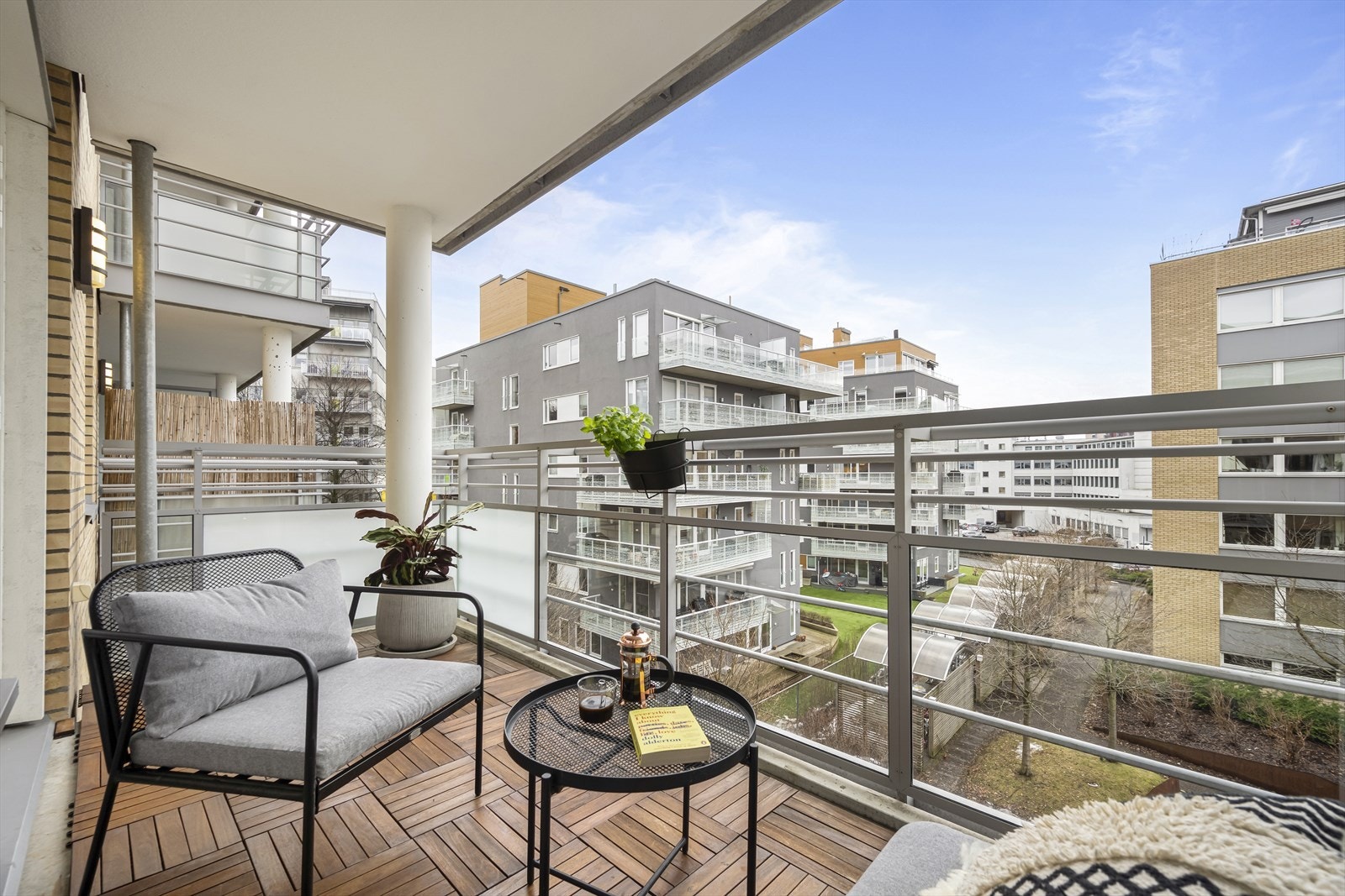 Det beste minnet selger har fra leiligheten er fra solrike dager i sofaen på balkongen med kaffe, strikketøy og podkast på øret. Her kan du nyte late dager i sola og sene sommerkvelder med venner og familie. Galleribilde