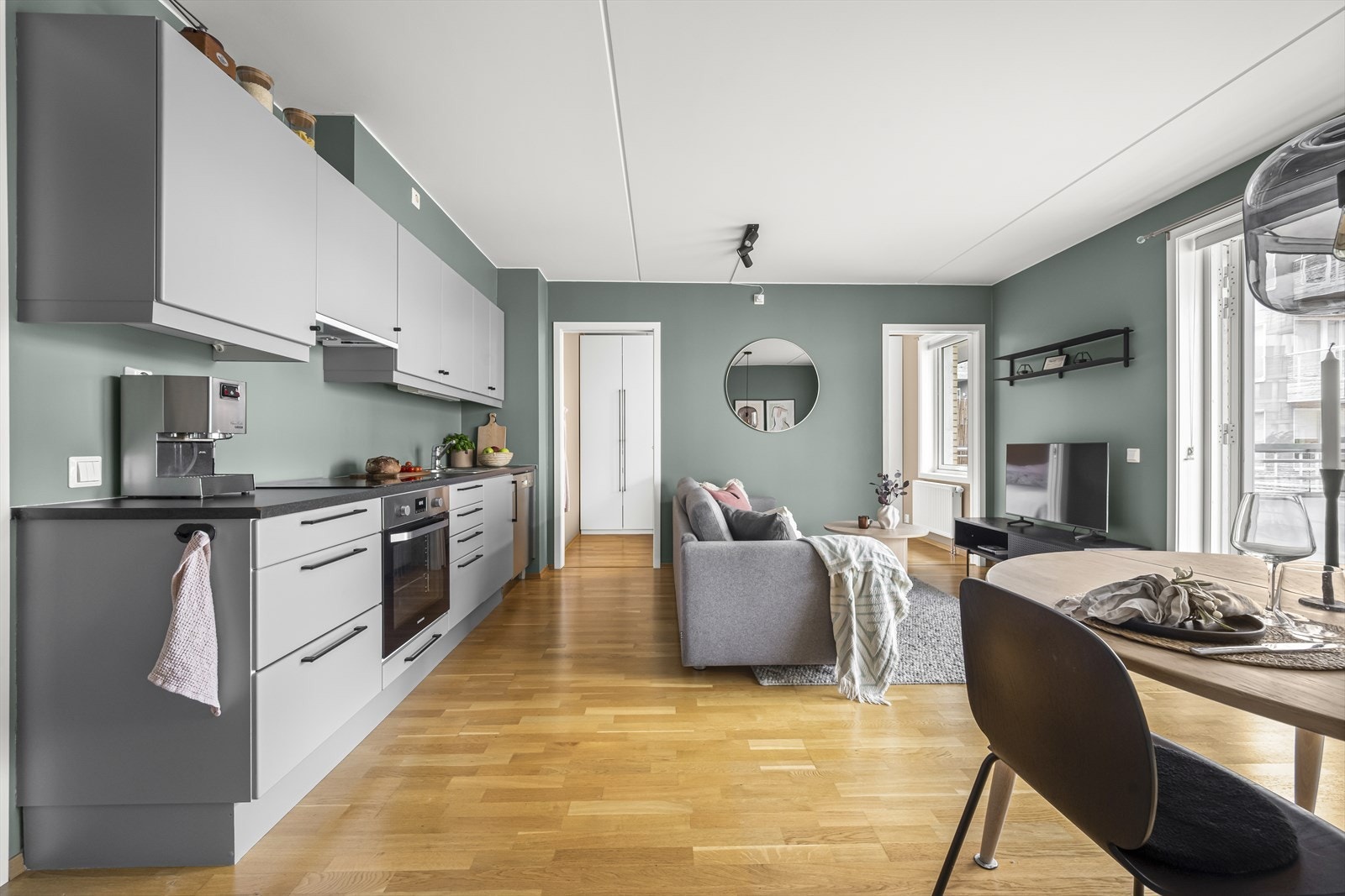 Leiligheten byr på et moderne og lekkert kjøkken med god skap- og benkeplass. Galleribilde