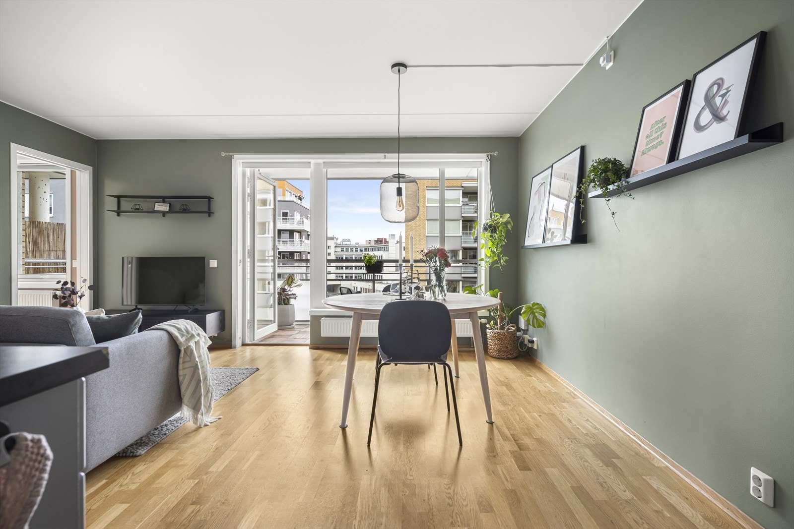 Velkommen til en trivelig og innbydende 2-roms beliggende i byggets 4. etasje. Galleribilde