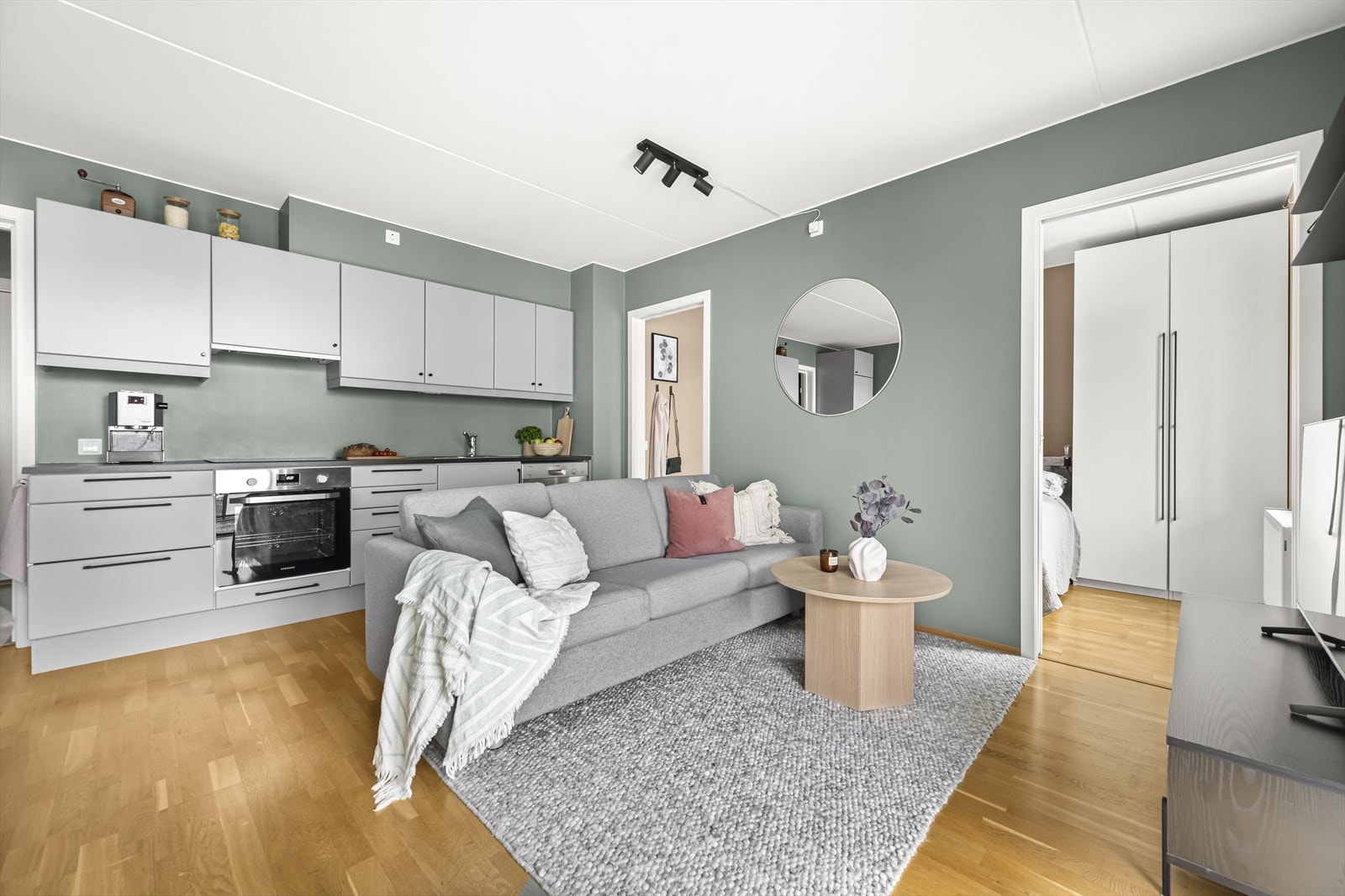 Fra stuen er det adkomst til soverom fra to innganger - en til hver av dere :D Galleribilde