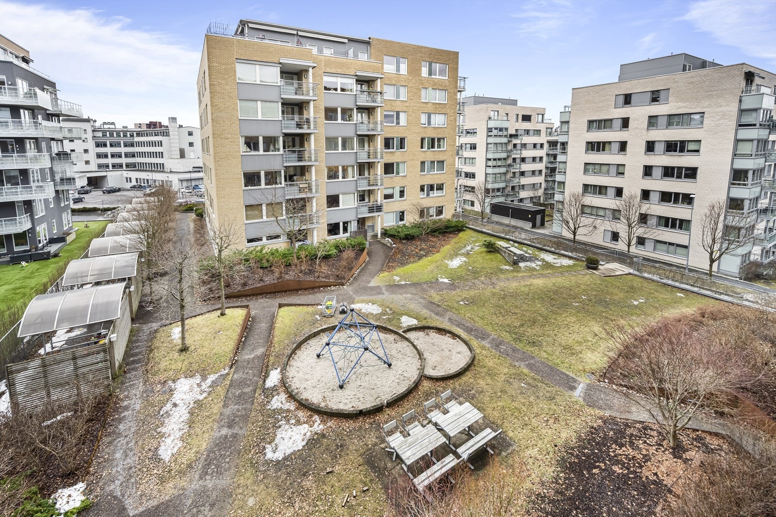 Det er kjempefint å jogge oppover langs med Akerselva med grusvei så å si hele veien oppover mot Maridalsvannet og i tillegg er det mange fine hyggelige kafeer og restauranter i området. Galleribilde