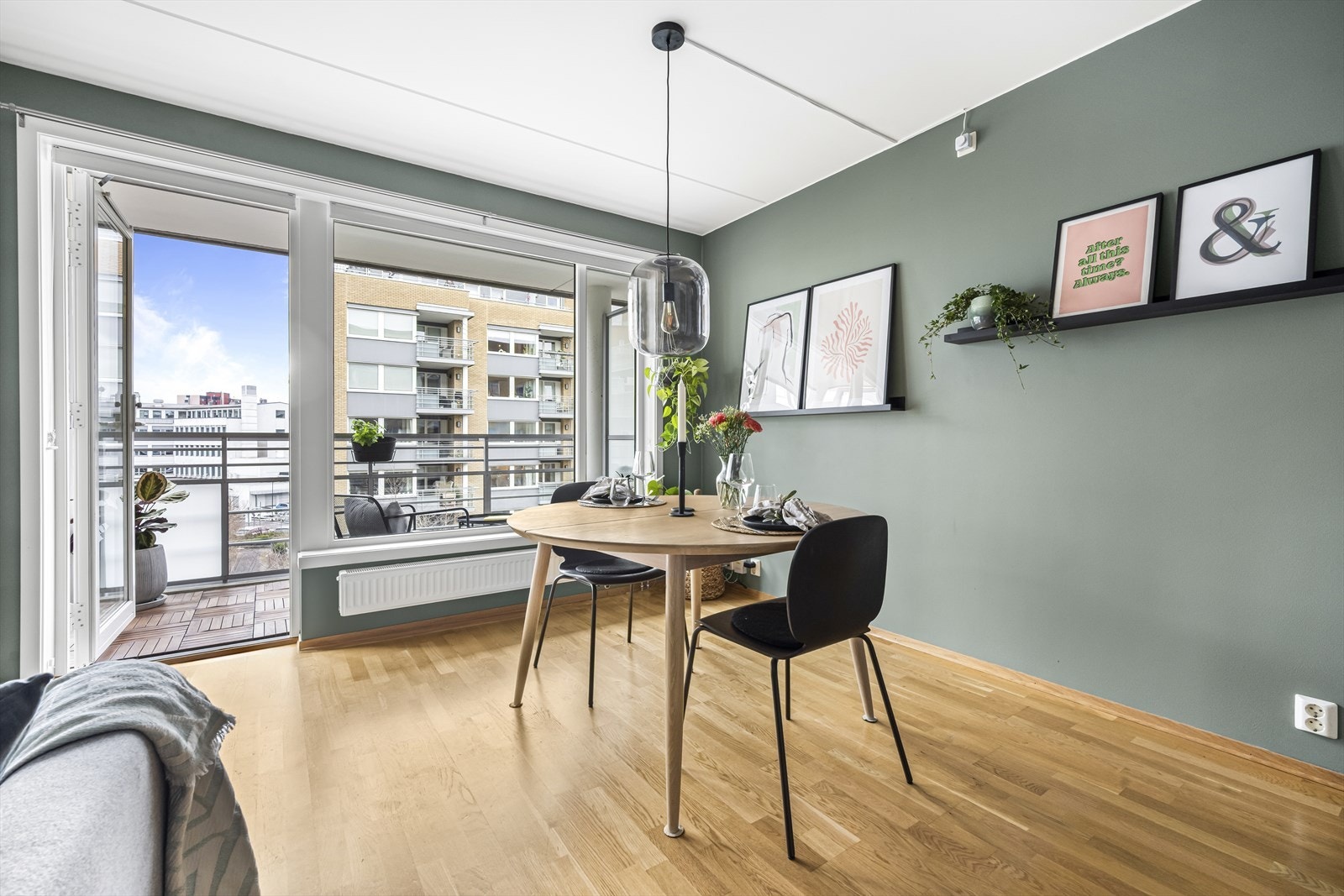 Selger beskriver leiligheten som lys og rolig, og har trivdes svært godt med nabolaget og den fine beliggenheten ved Akerselva. Galleribilde