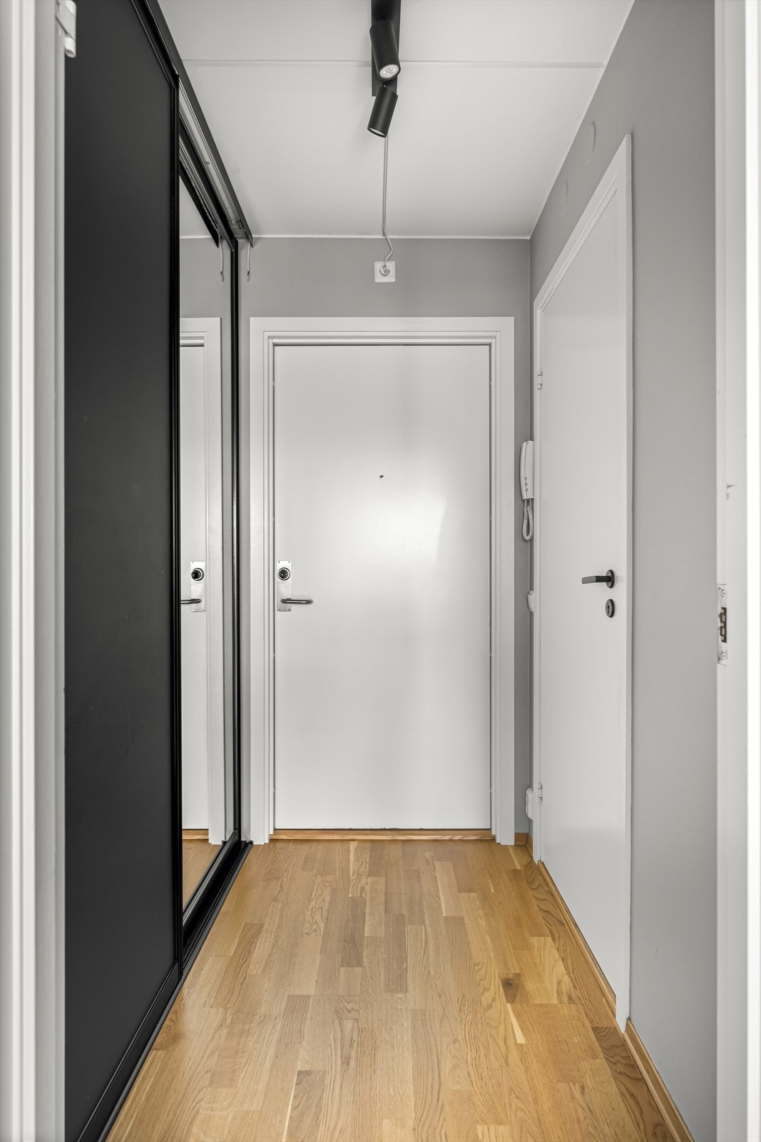 Oppgangen har porttelefon og det er heisadkomst i bygget. Galleribilde