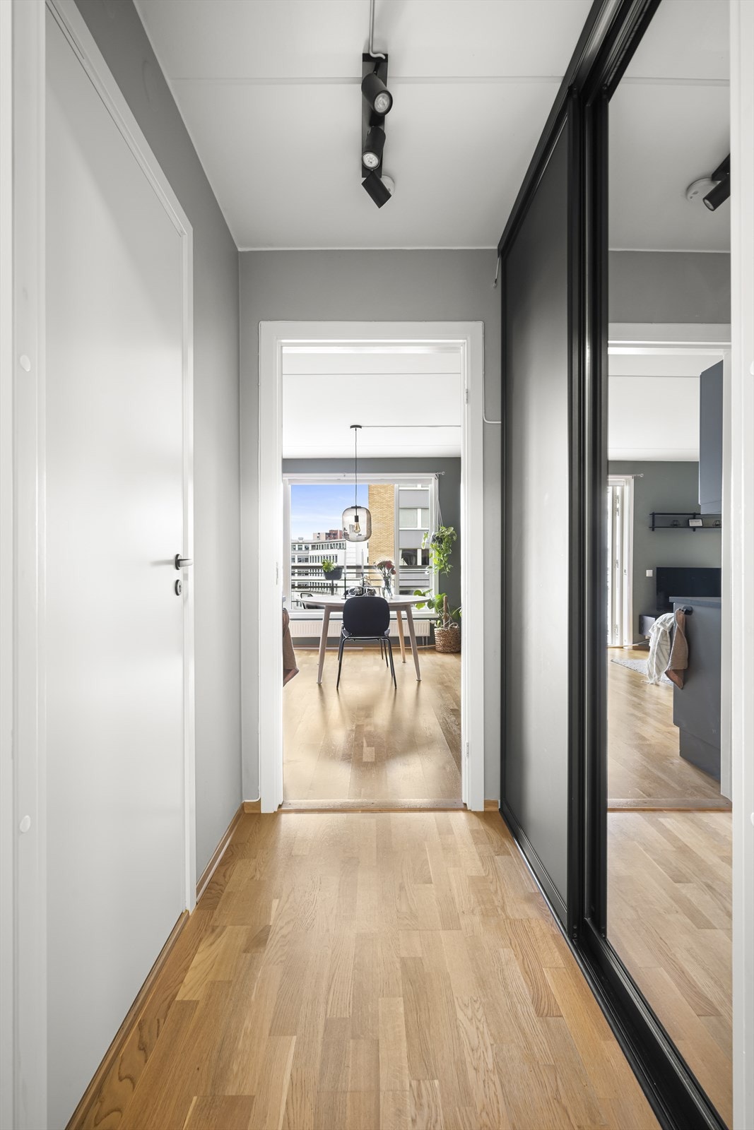 I gang er det er rikelig med oppbevaringsplass i stor skyvedørsgarderobe fra Elfa. Galleribilde