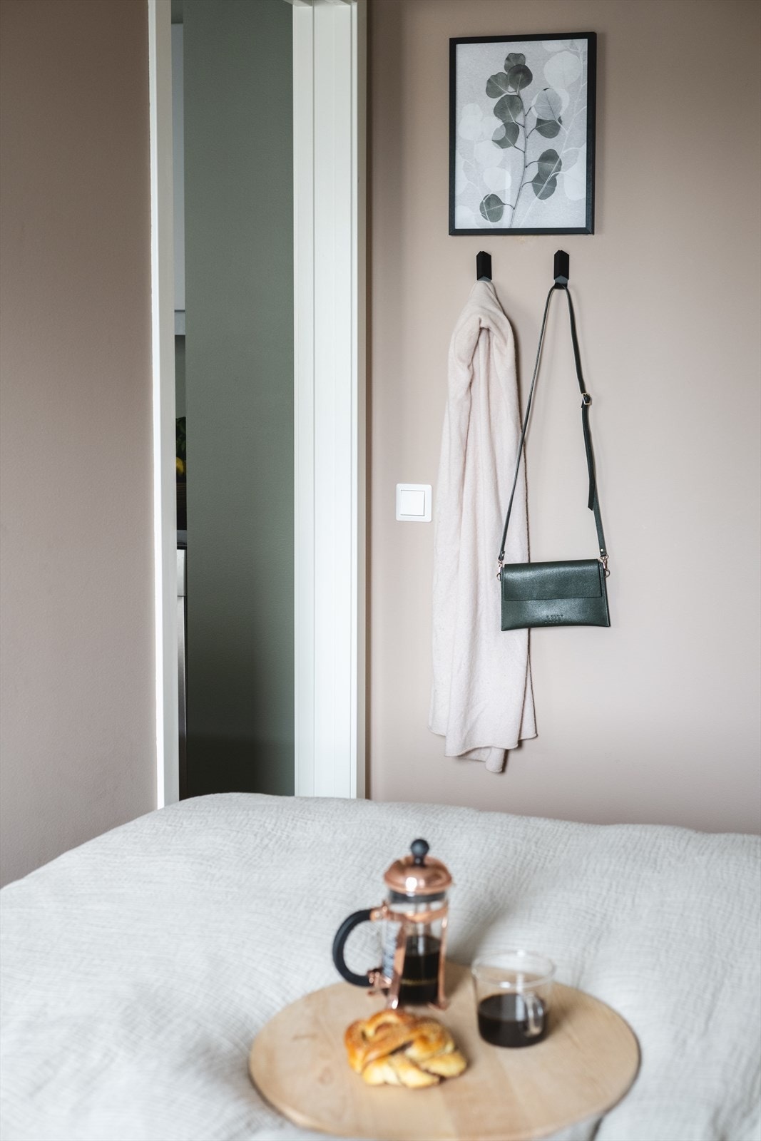 Soverommet er malt i delikat senses fra Jotun (NCS S3010-Y50R). Galleribilde