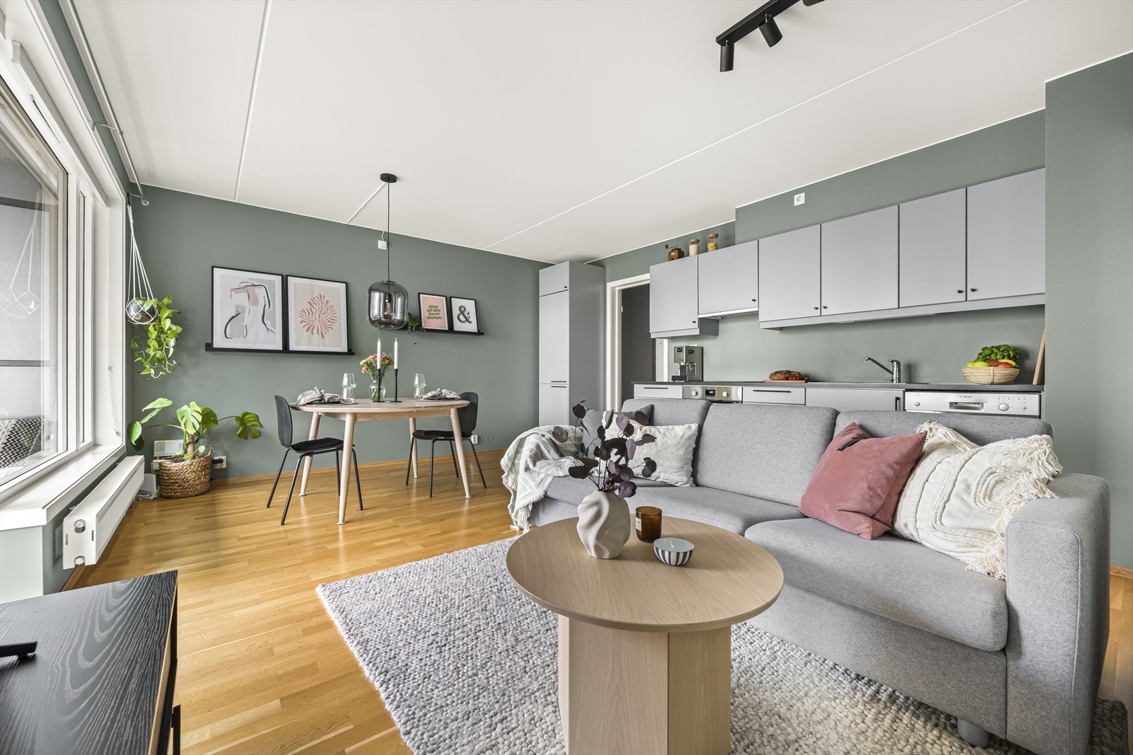 Lave felleskostnader på kr. 2 295,- i mnd inkl. blant annet forretningsførsel, drift og vedlikehold, kommunale avgifter, bygningsforsikring, vaktmester, grunnpakke tv/bredbånd, á-konto energi m.m. Galleribilde