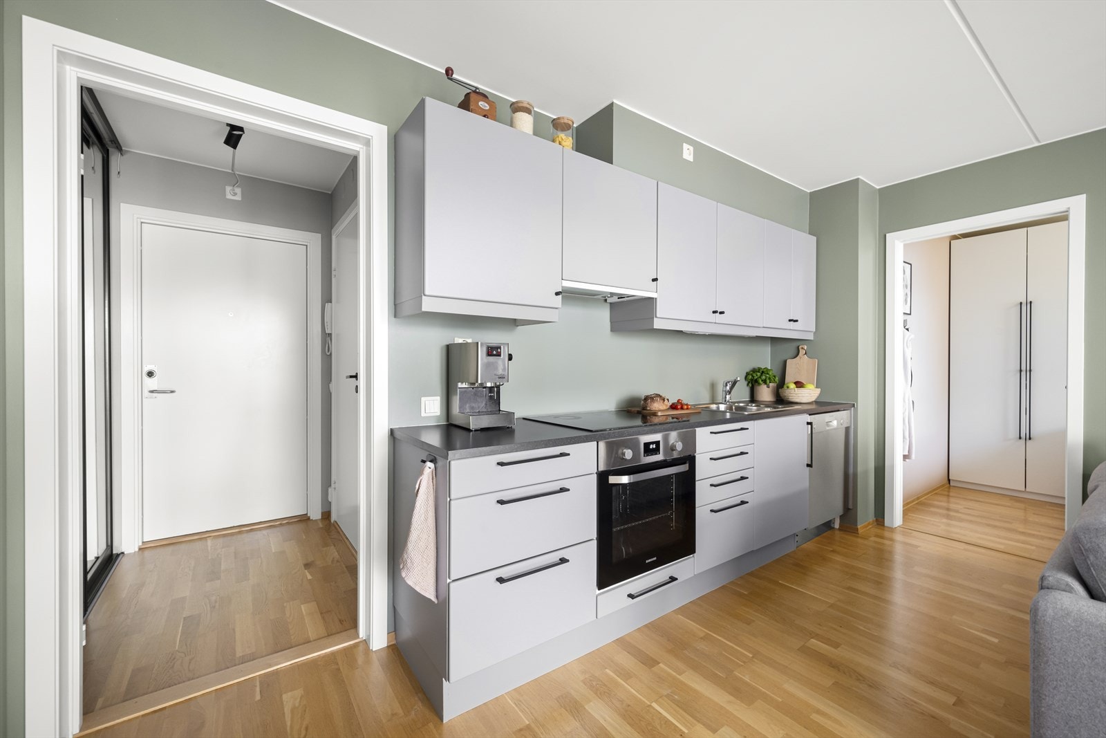 Kjøkkenfrontene ble spraylakkerte i 2024 hos Molec AS, i herlig grå farge (S4500-N) fra Jotun. Galleribilde