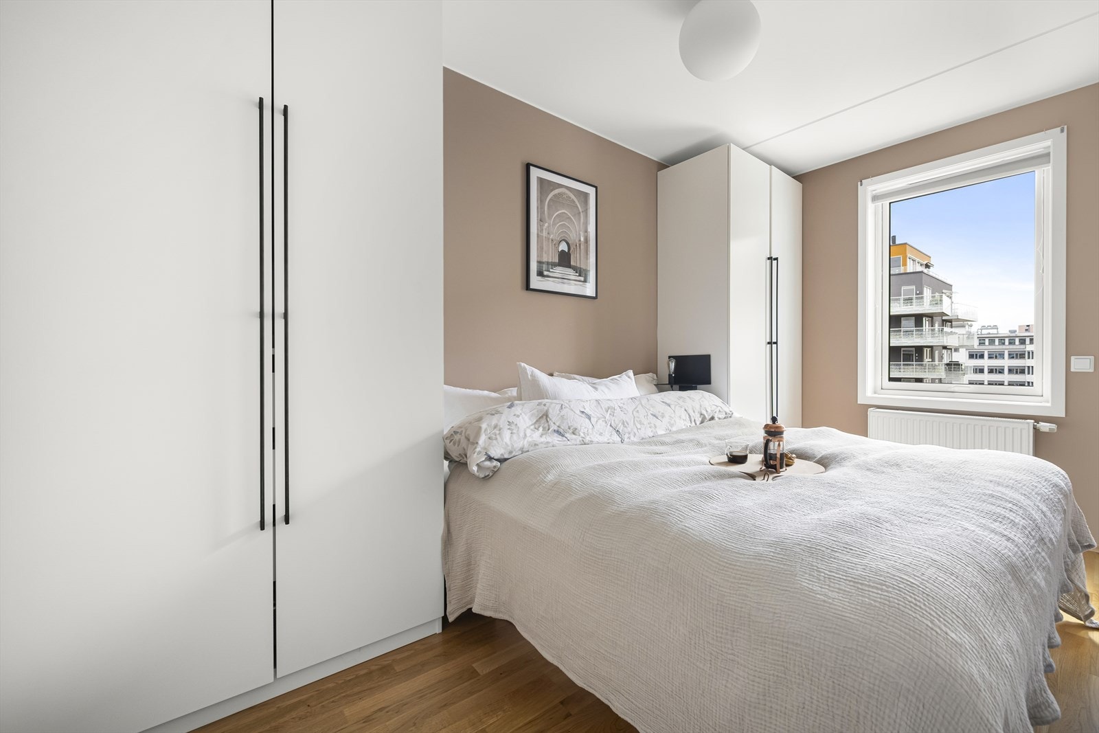 Soverommet har store vindusflater som gir rikelig med naturlig lys. Galleribilde