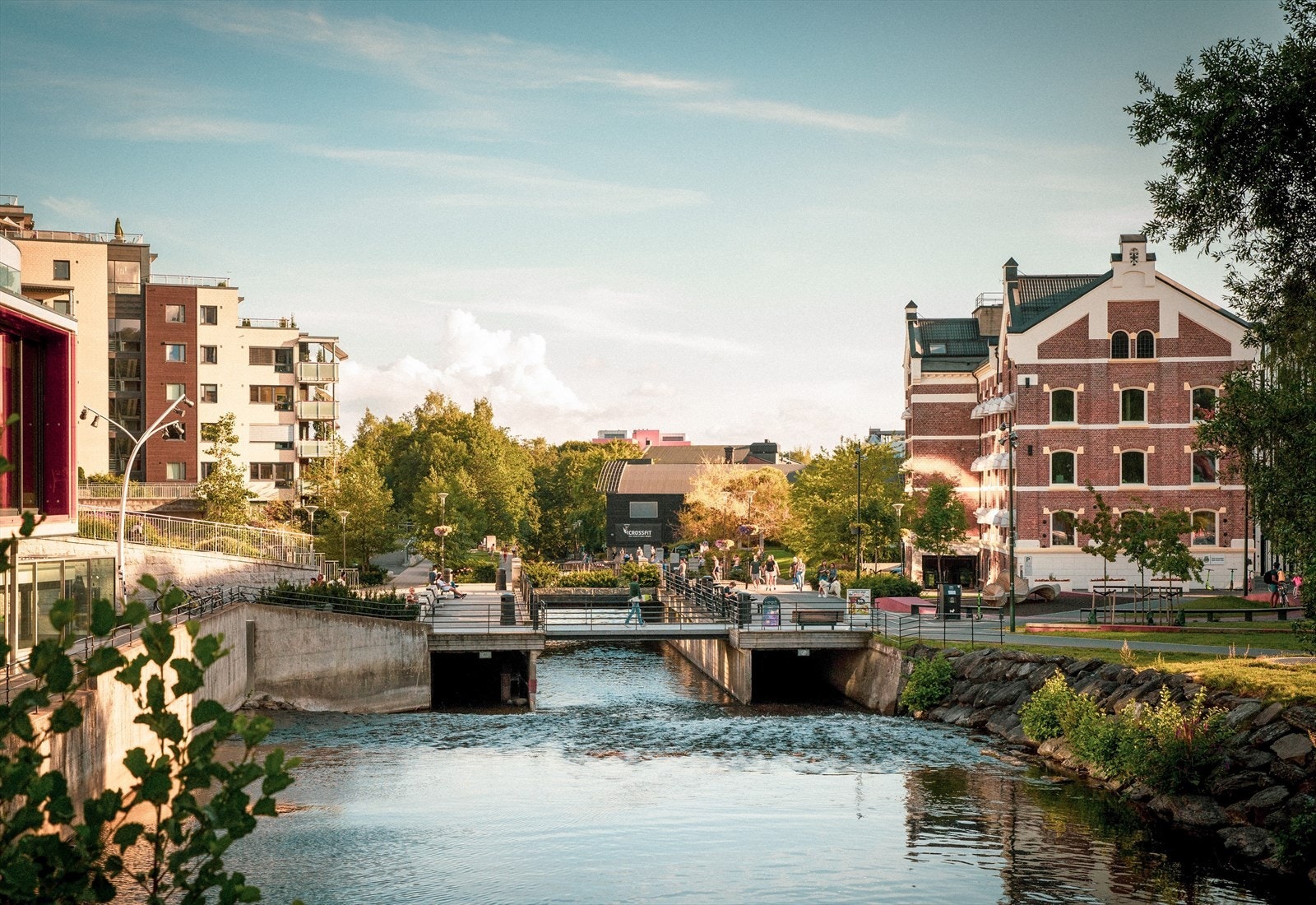 Elven kan benyttes til både bading (Nydalsdammen) og fisking. Galleribilde