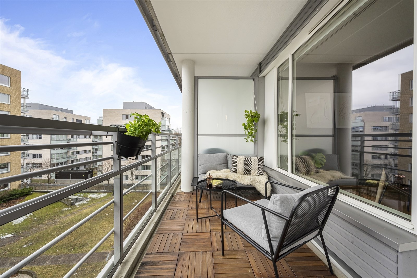 På balkongen er det god plass til utemøbler, planter og gass-/elektrisk grill. Galleribilde