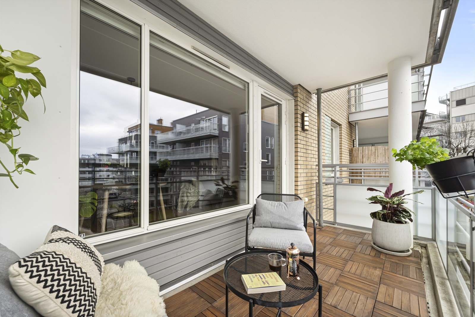 Det er vinduer og balkongdør med 2-lags energiglass fra byggeår. Galleribilde