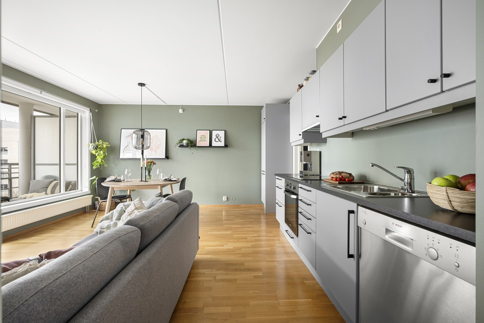 Det ble satt inn nytt integrert kjøleskap med fronter/kledning fra Epoq i 2021. Galleribilde