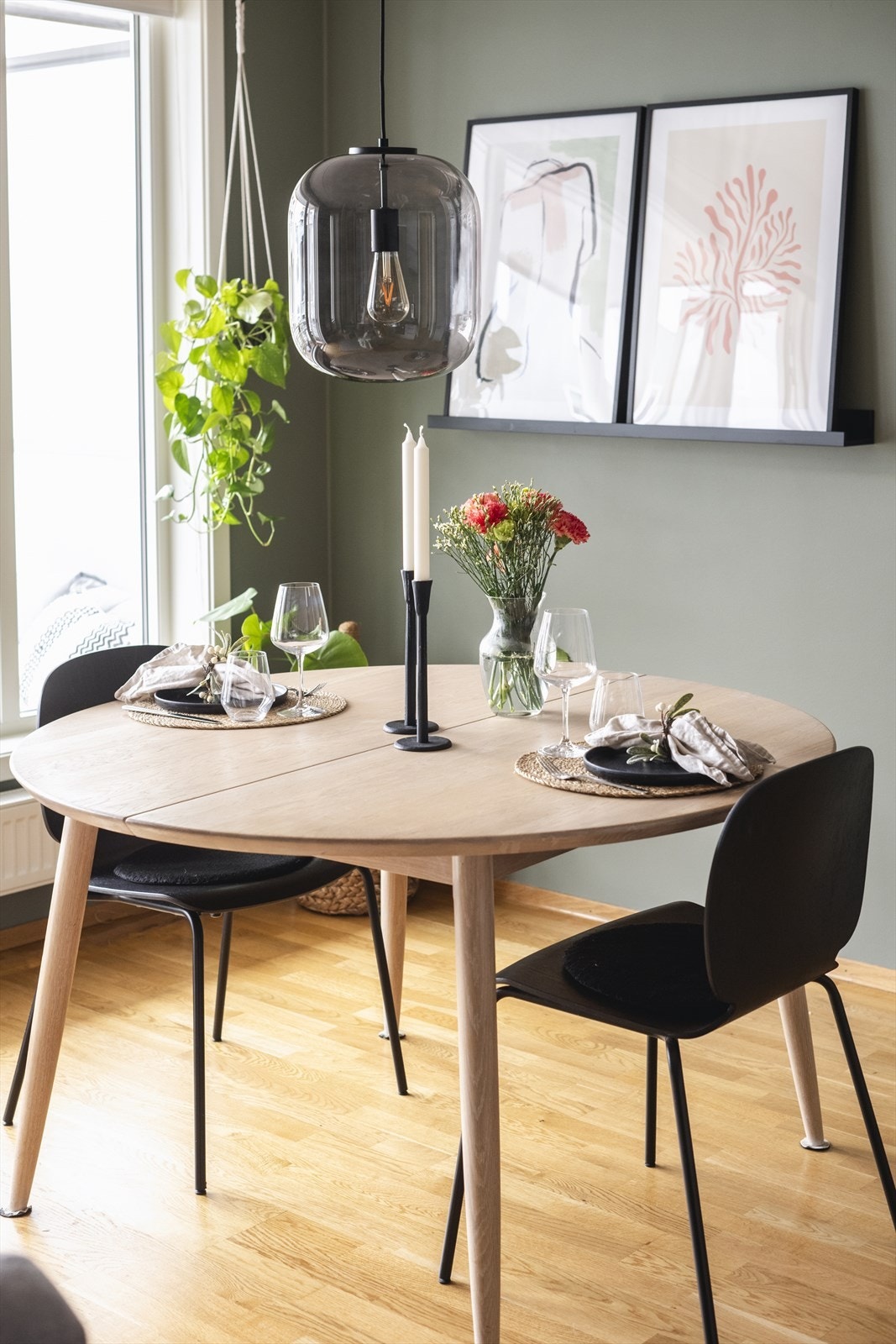 Stuen er malt i lekre timian og har flott 3-stavs eikeparkett på gulvet. Galleribilde