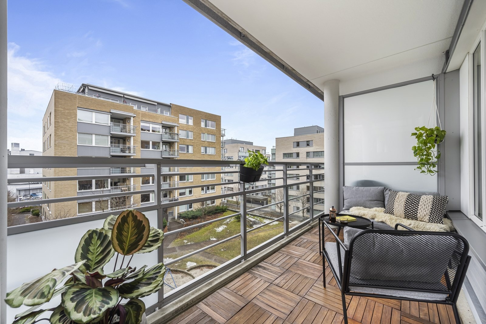 Leiligheten byr på en herlig sydvendt balkong på ca. 7 m² med gode solforhold. Galleribilde