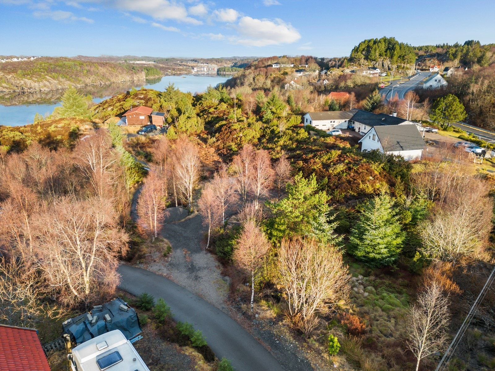 Nærmeste butikk er Spar på Steinsland eller Bunnpris på Spildepollen. Galleribilde